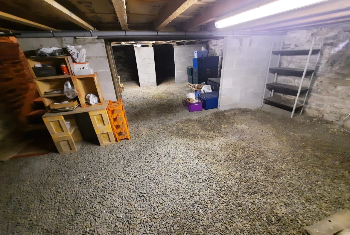 Maison traditionnelle rénovée à Loyat de 173 m² avec garage et terrain clos 