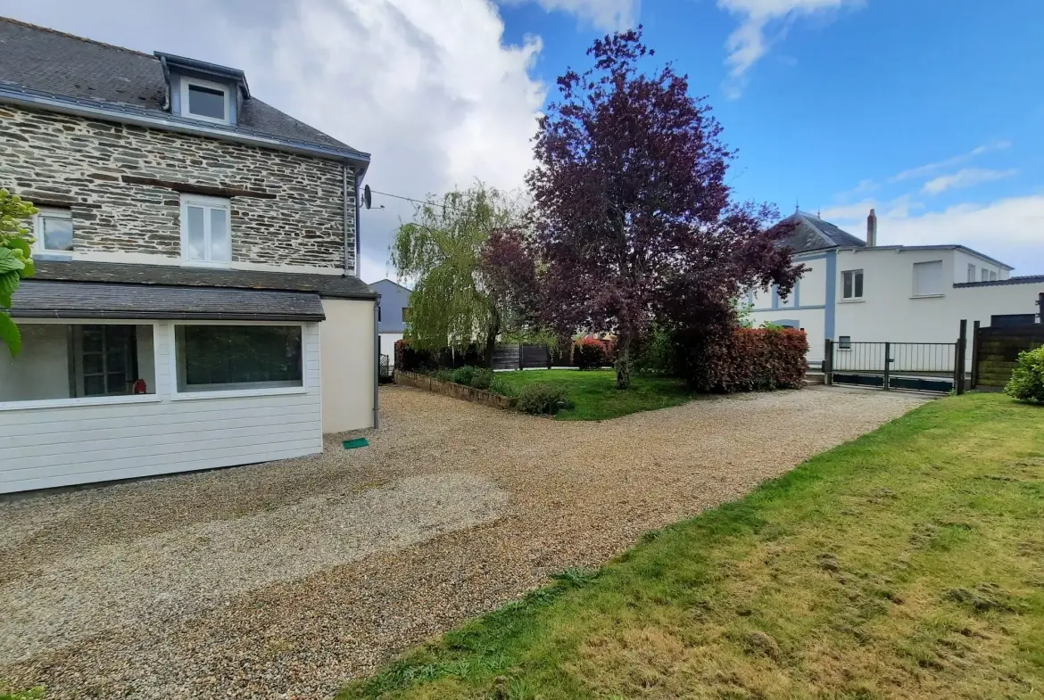Maison traditionnelle rénovée à Loyat de 173 m² avec garage et terrain clos 