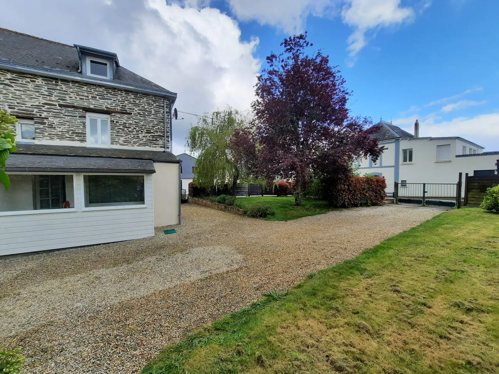 Maison traditionnelle rénovée à Loyat de 173 m² avec garage et terrain clos 