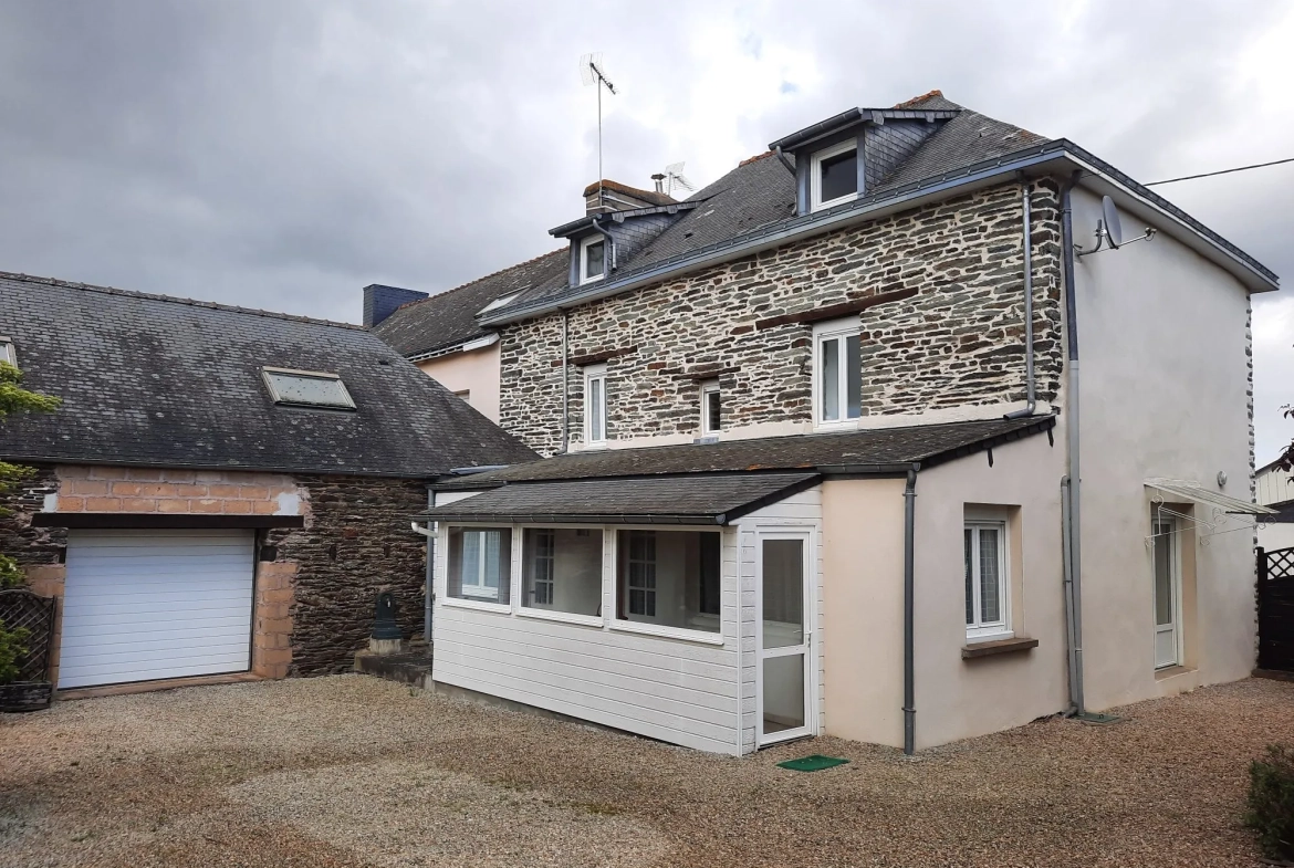 Maison traditionnelle rénovée à Loyat de 173 m² avec garage et terrain clos 