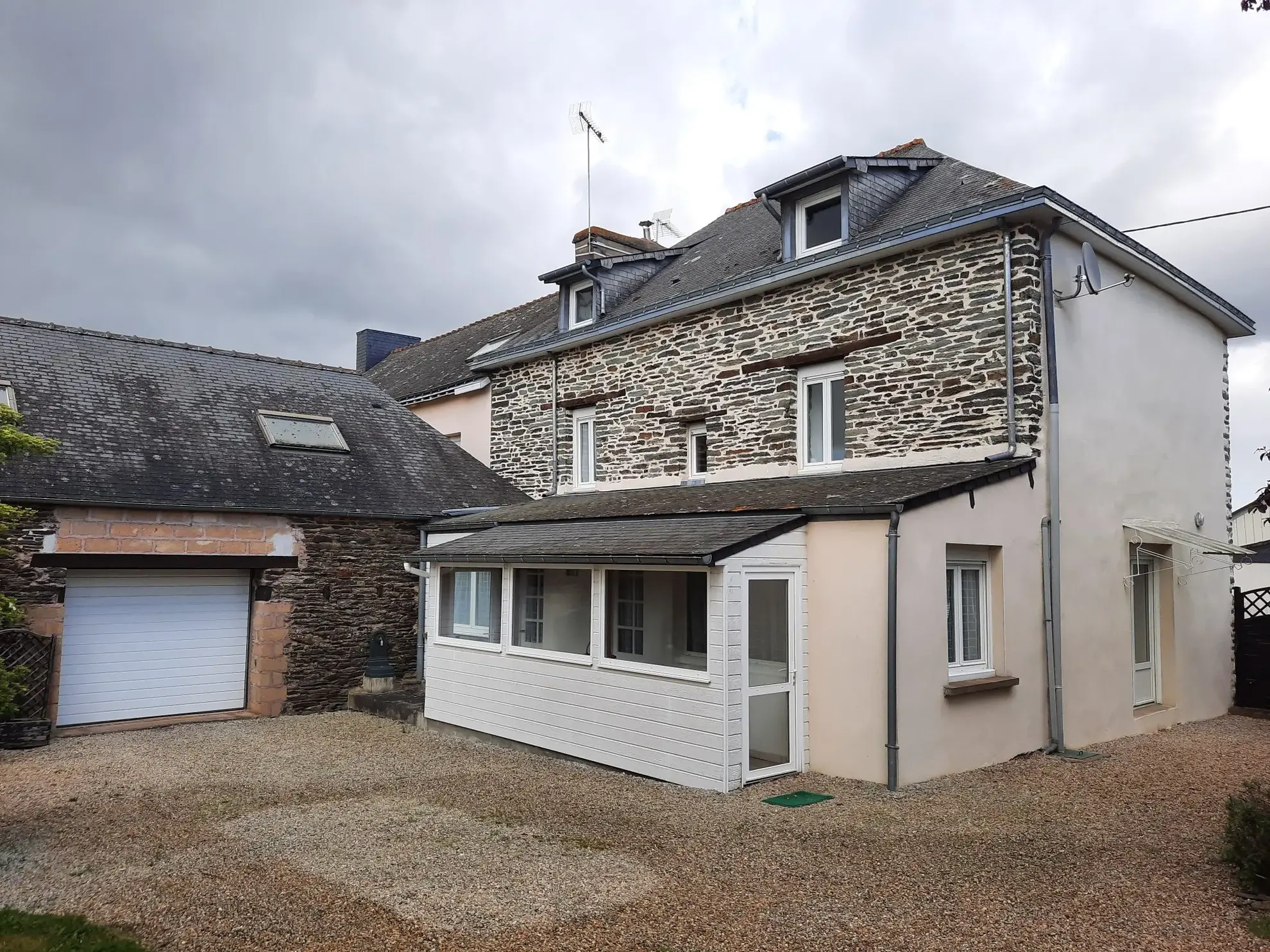 Maison traditionnelle rénovée à Loyat de 173 m² avec garage et terrain clos 
