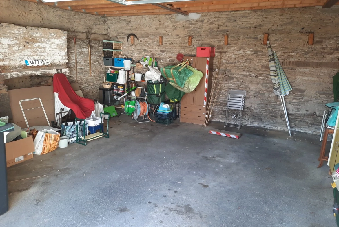 Maison traditionnelle rénovée à Loyat de 173 m² avec garage et terrain clos 