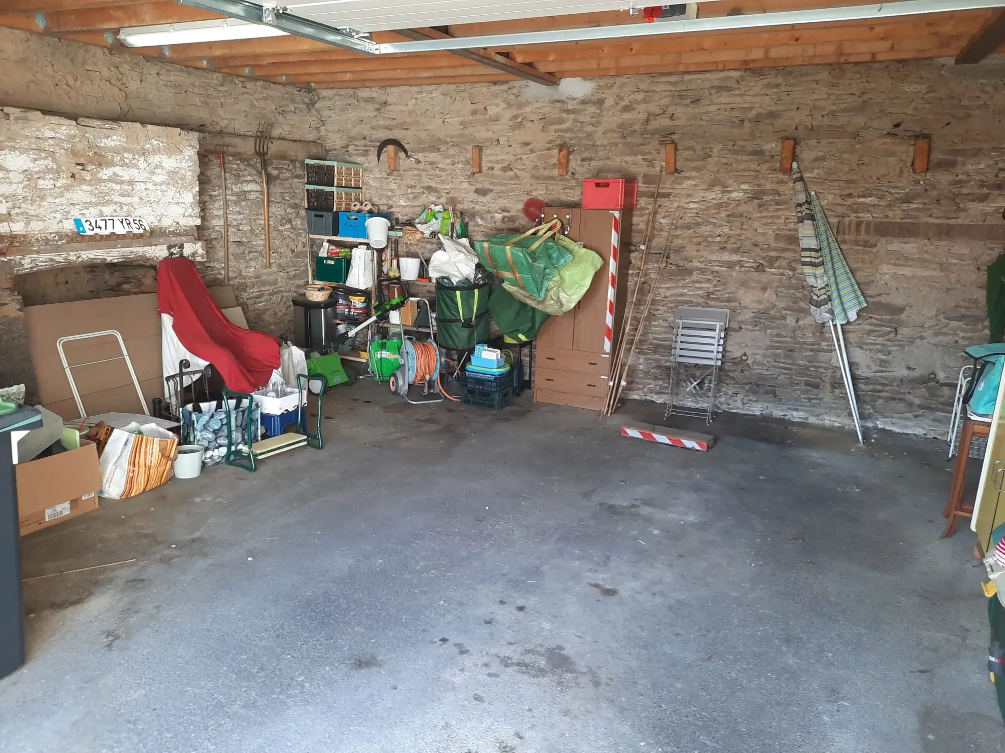 Maison traditionnelle rénovée à Loyat de 173 m² avec garage et terrain clos 