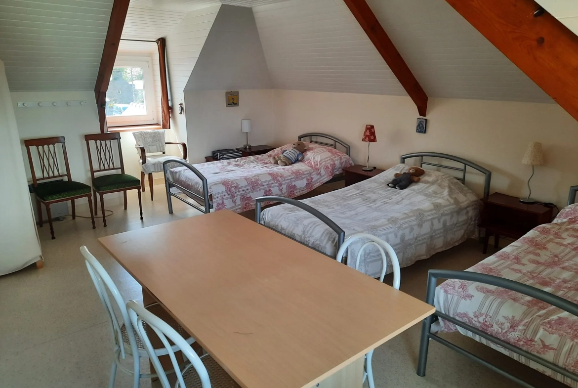 Maison traditionnelle rénovée à Loyat de 173 m² avec garage et terrain clos 