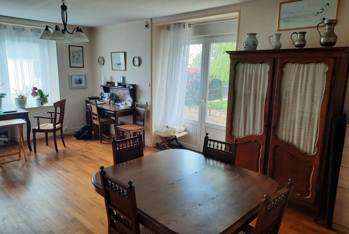 Maison traditionnelle rénovée à Loyat de 173 m² avec garage et terrain clos 