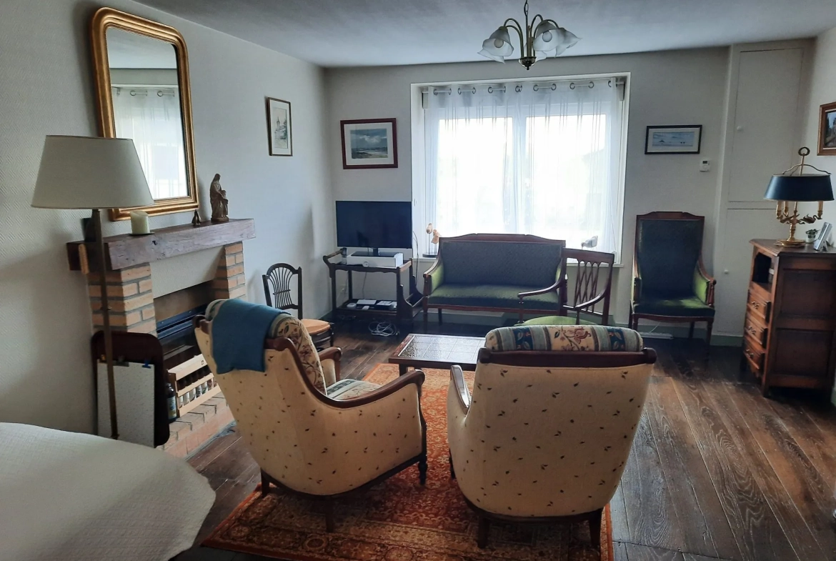 Maison traditionnelle rénovée à Loyat de 173 m² avec garage et terrain clos 