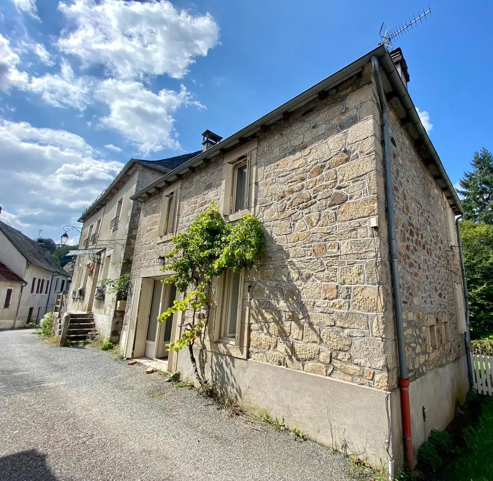 Maison de village avec jardin à Lagarde-Marc-la-Tour - 3 chambres, rénovée 