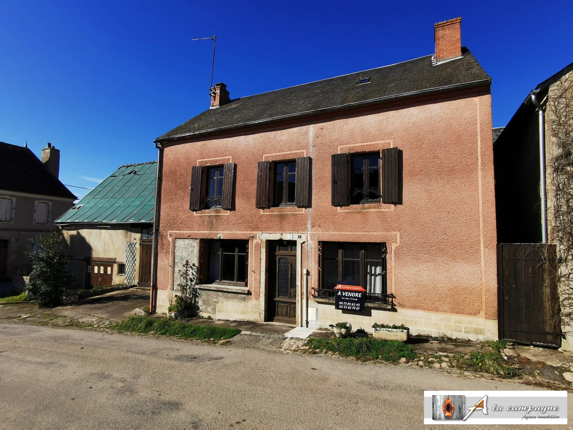 Maison de Bourg avec Grange et Cour à Lepaud – Potentiel à Découvrir 