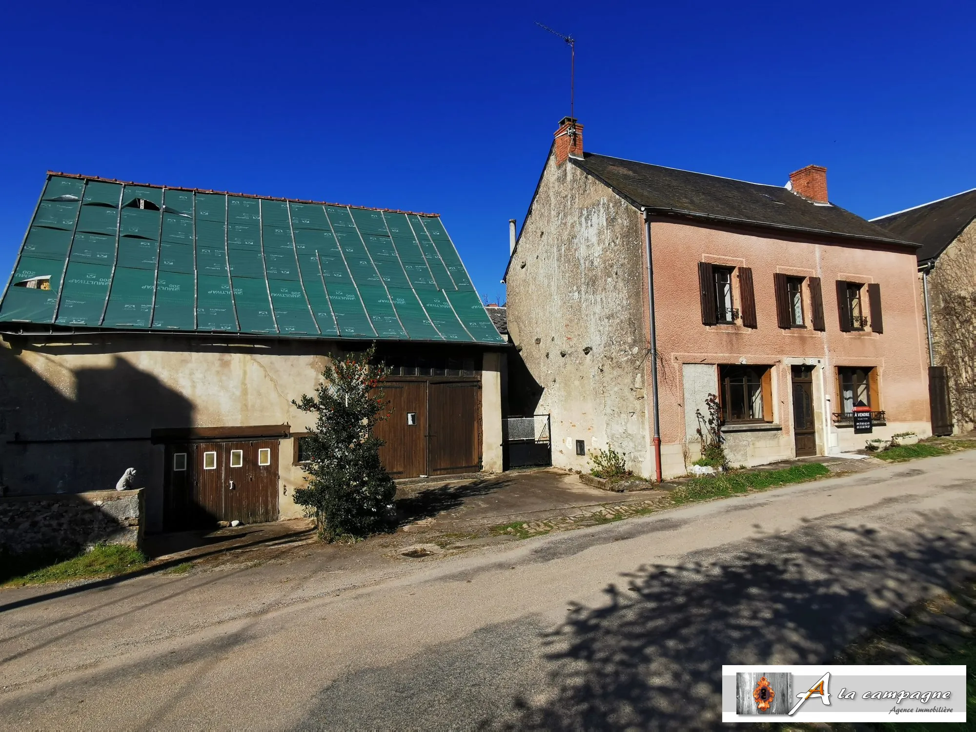 Maison de Bourg avec Grange et Cour à Lepaud – Potentiel à Découvrir 