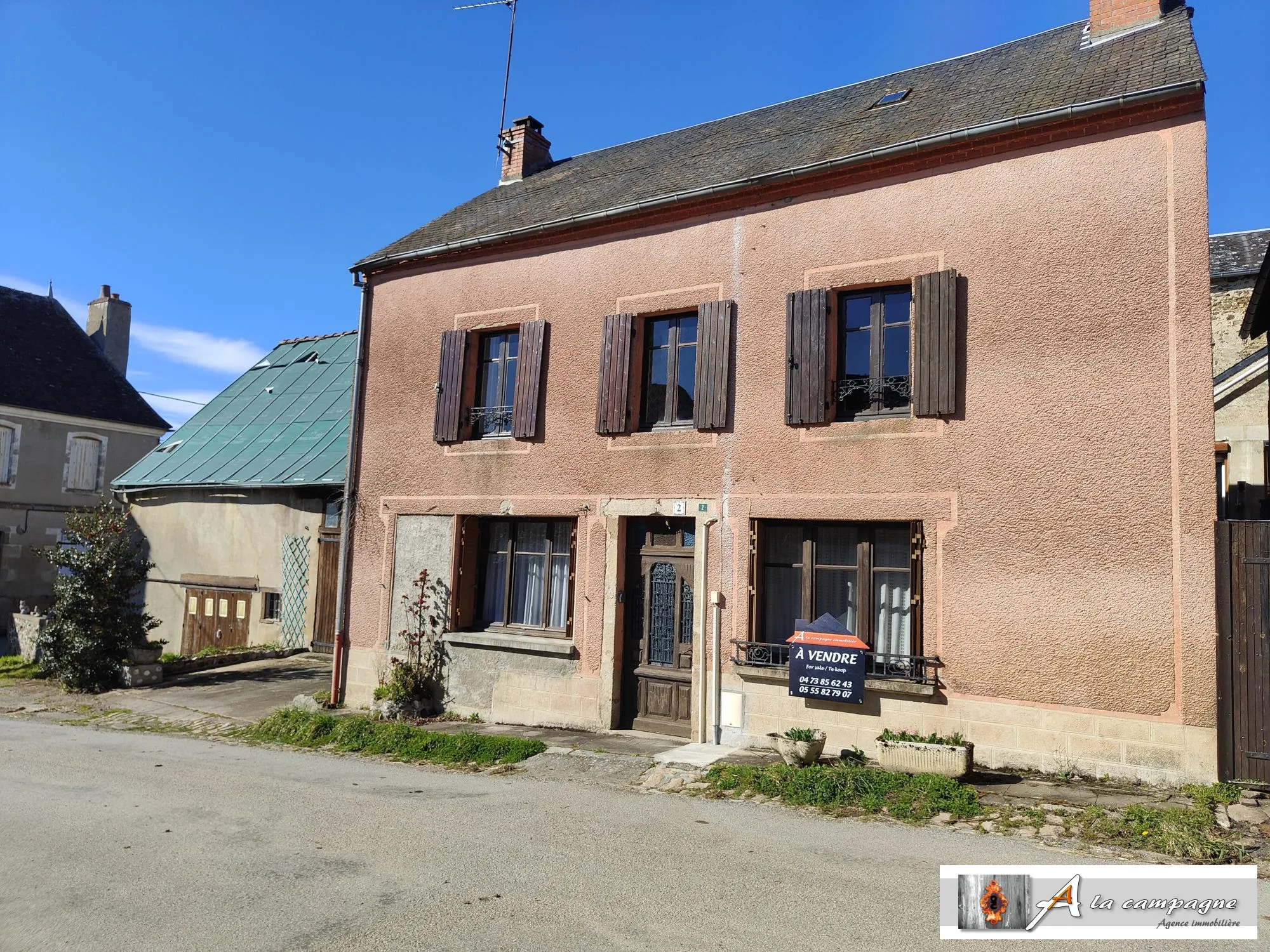 Maison de Bourg avec Grange et Cour à Lepaud – Potentiel à Découvrir 