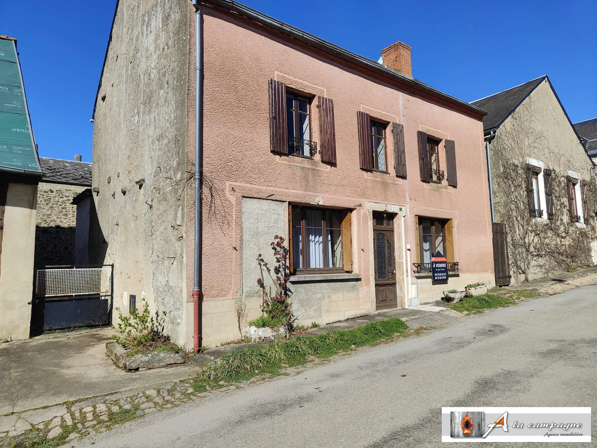 Maison de Bourg avec Grange et Cour à Lepaud – Potentiel à Découvrir 