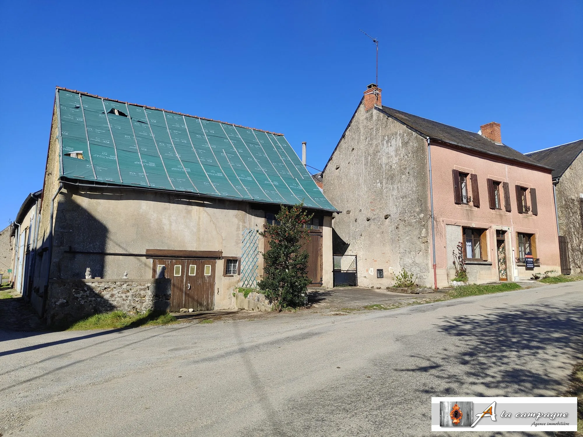 Maison de Bourg avec Grange et Cour à Lepaud – Potentiel à Découvrir 