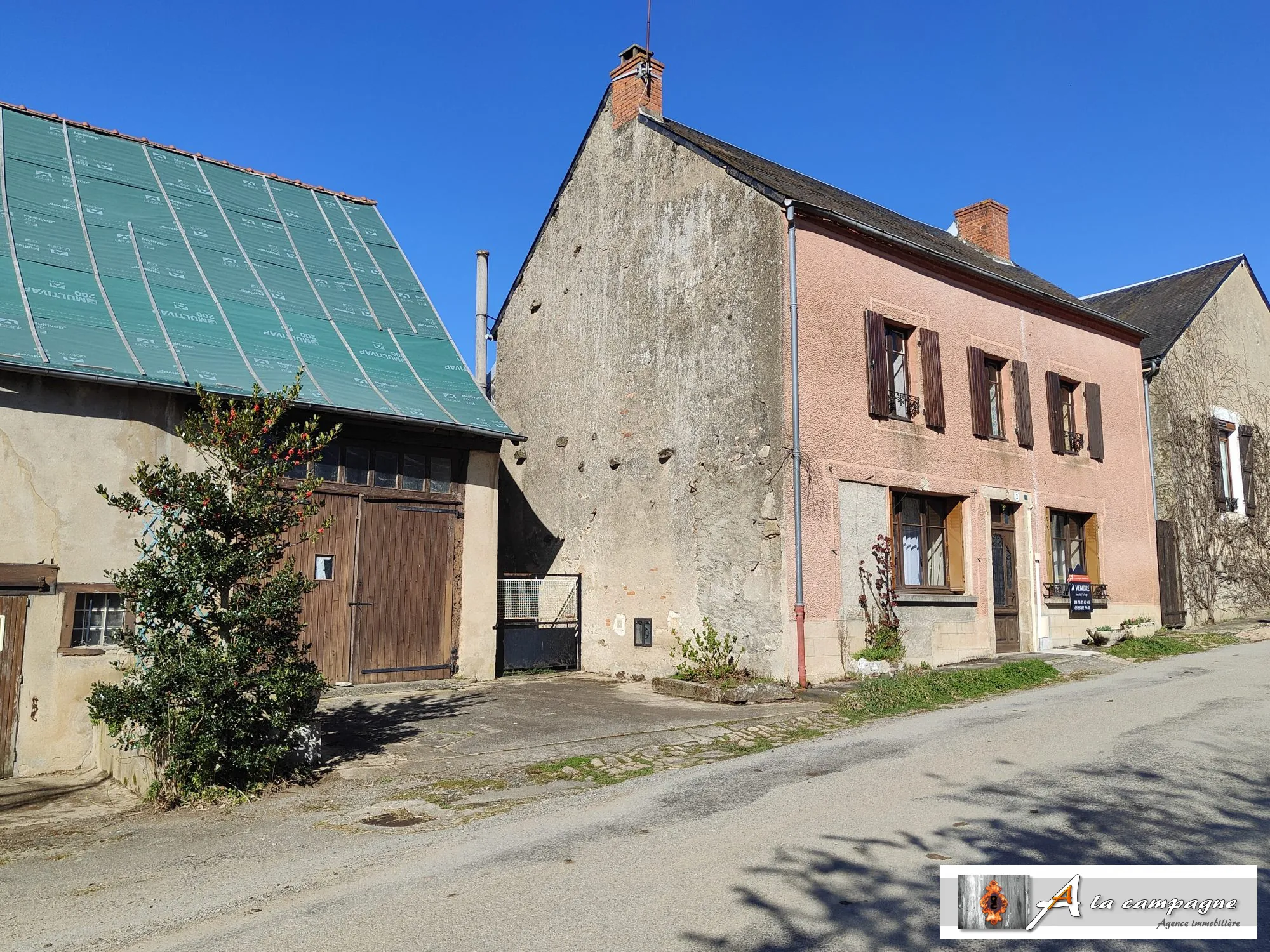 Maison de Bourg avec Grange et Cour à Lepaud – Potentiel à Découvrir 