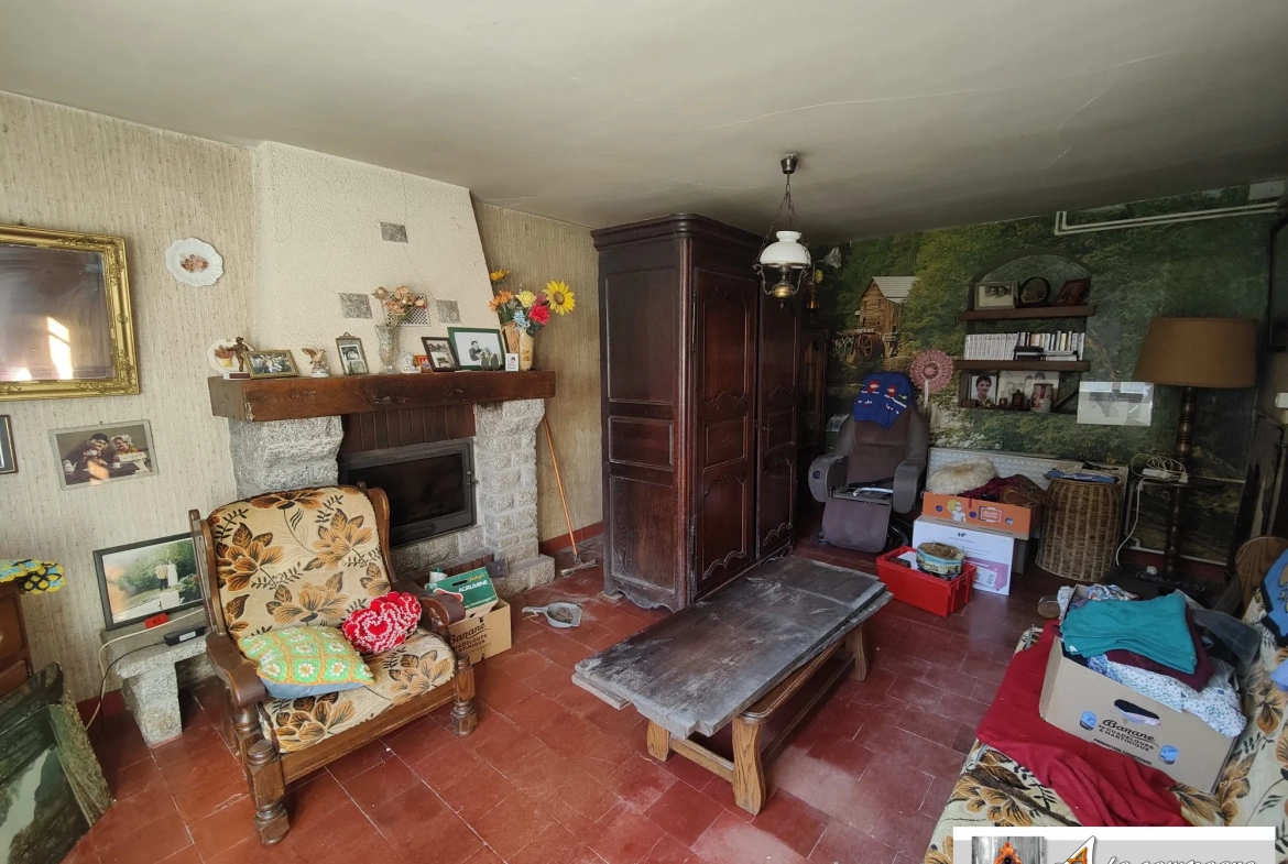 Maison de Bourg avec Grange et Cour à Lepaud – Potentiel à Découvrir 