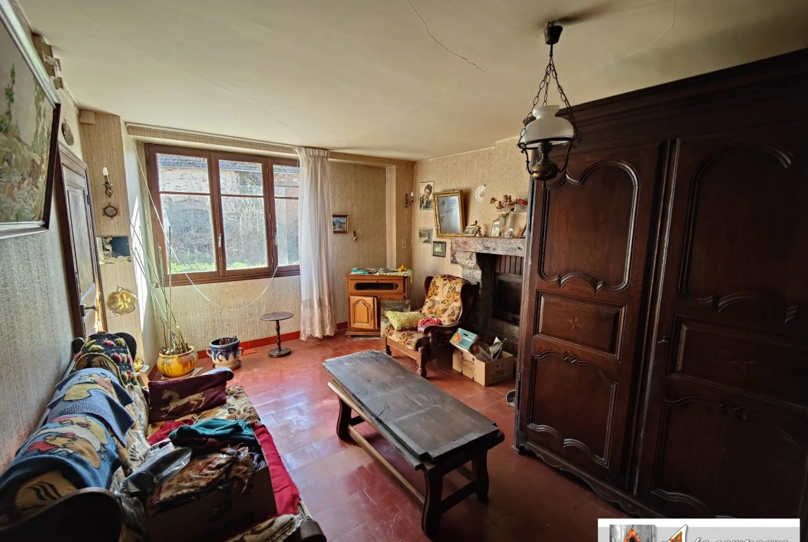 Maison de Bourg avec Grange et Cour à Lepaud – Potentiel à Découvrir 