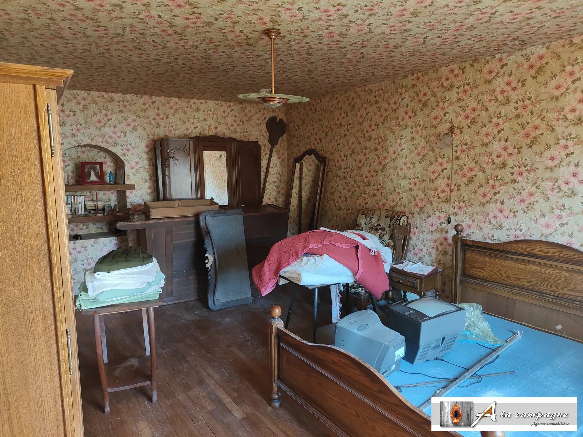 Maison de Bourg avec Grange et Cour à Lepaud – Potentiel à Découvrir 