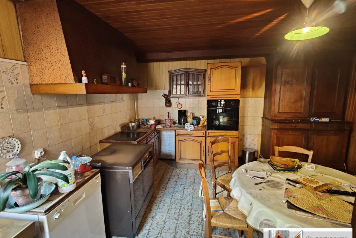 Maison de Bourg avec Grange et Cour à Lepaud – Potentiel à Découvrir 