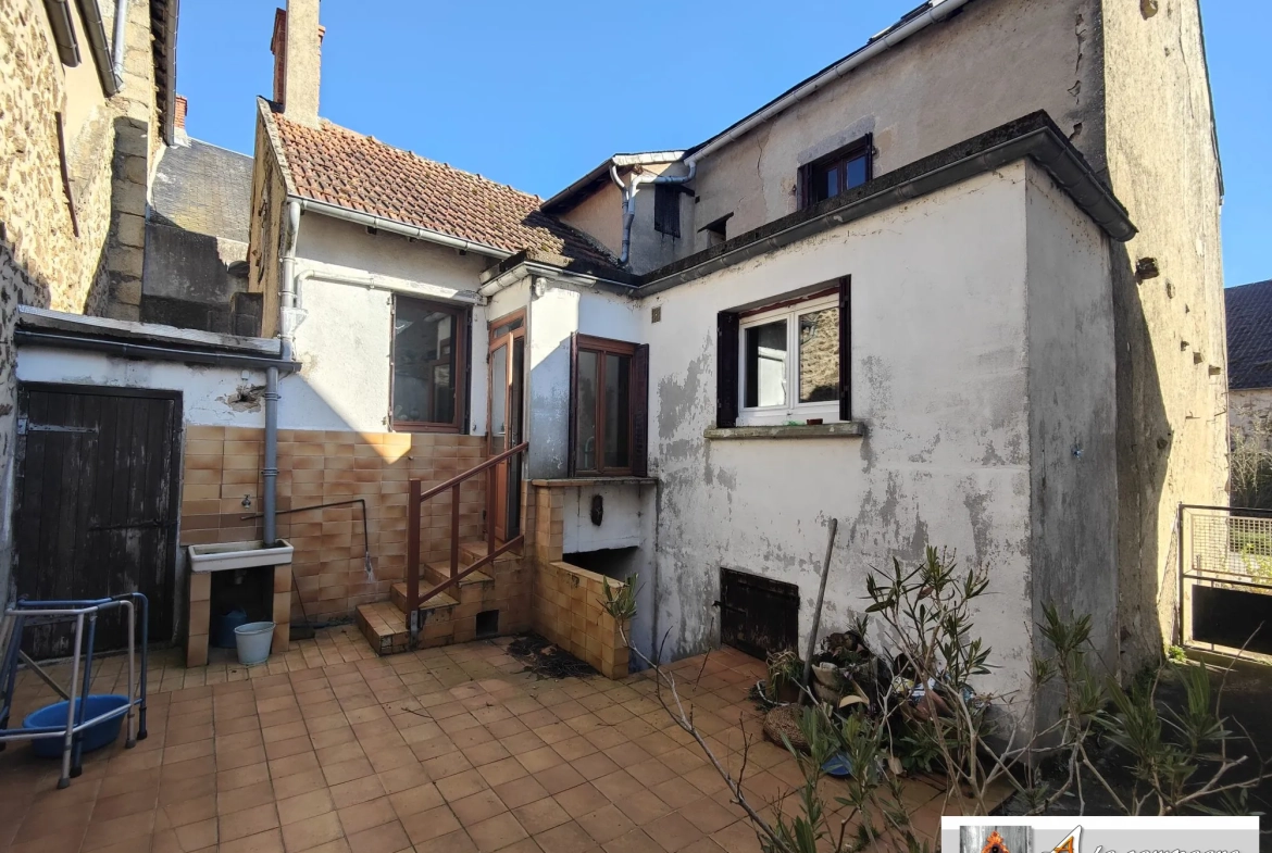 Maison de Bourg avec Grange et Cour à Lepaud – Potentiel à Découvrir 