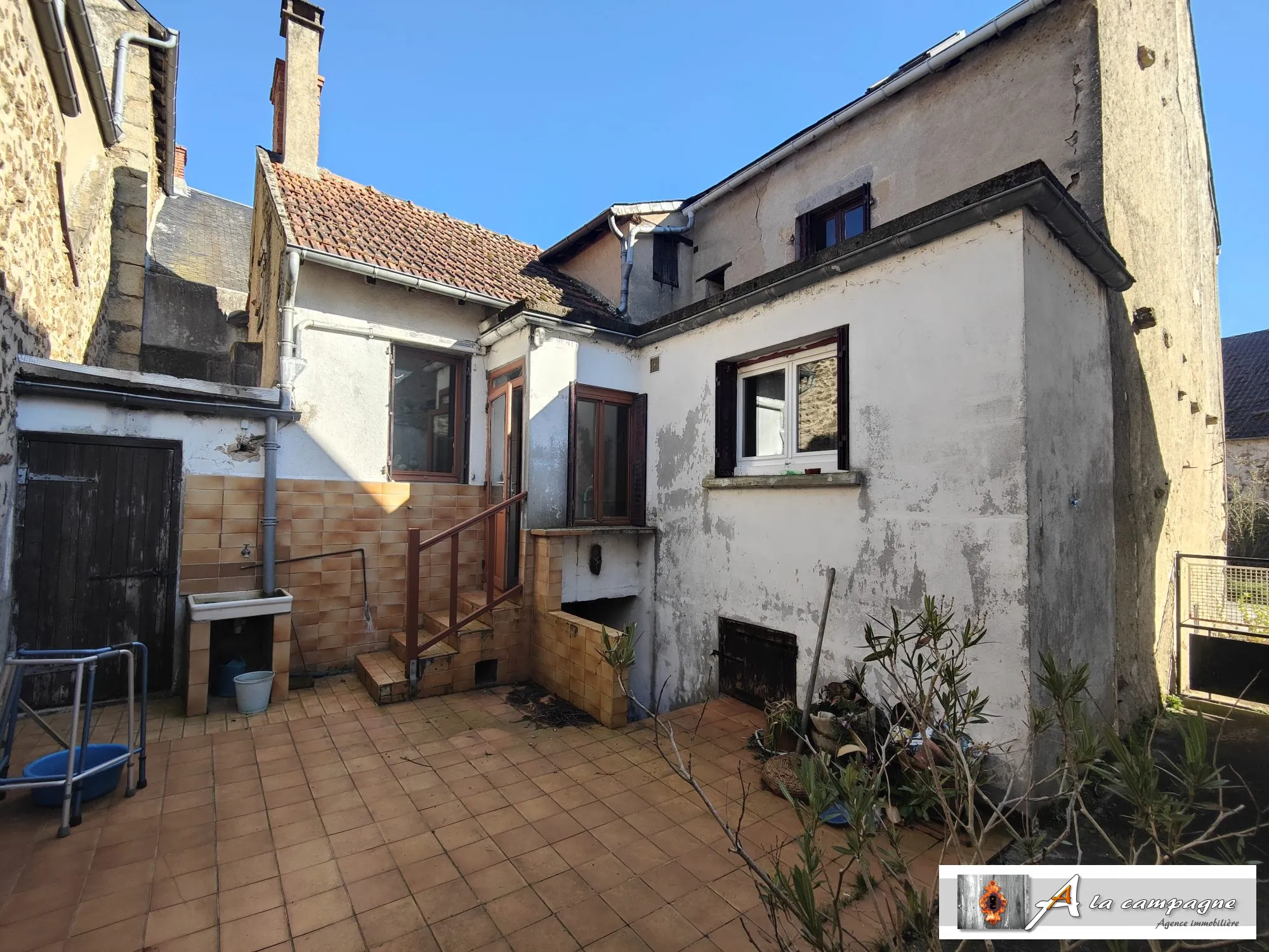 Maison de Bourg avec Grange et Cour à Lepaud – Potentiel à Découvrir 