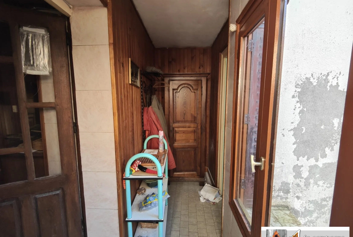 Maison de Bourg avec Grange et Cour à Lepaud – Potentiel à Découvrir 