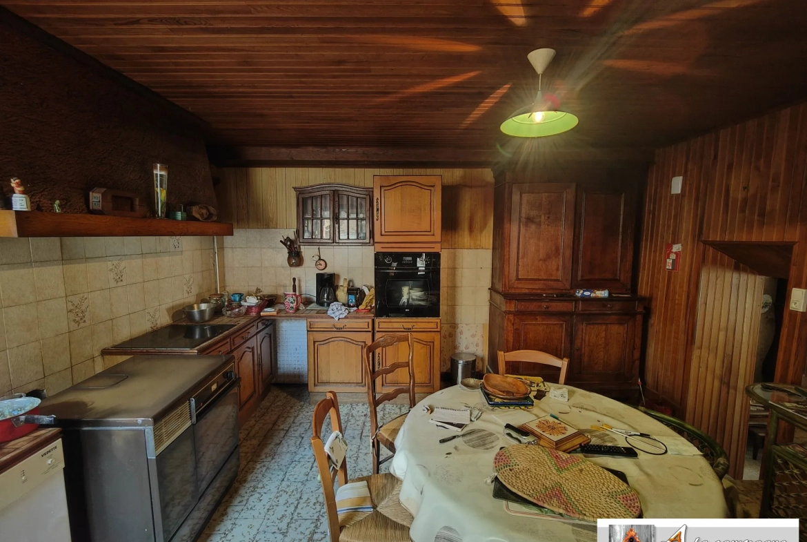 Maison de Bourg avec Grange et Cour à Lepaud – Potentiel à Découvrir 