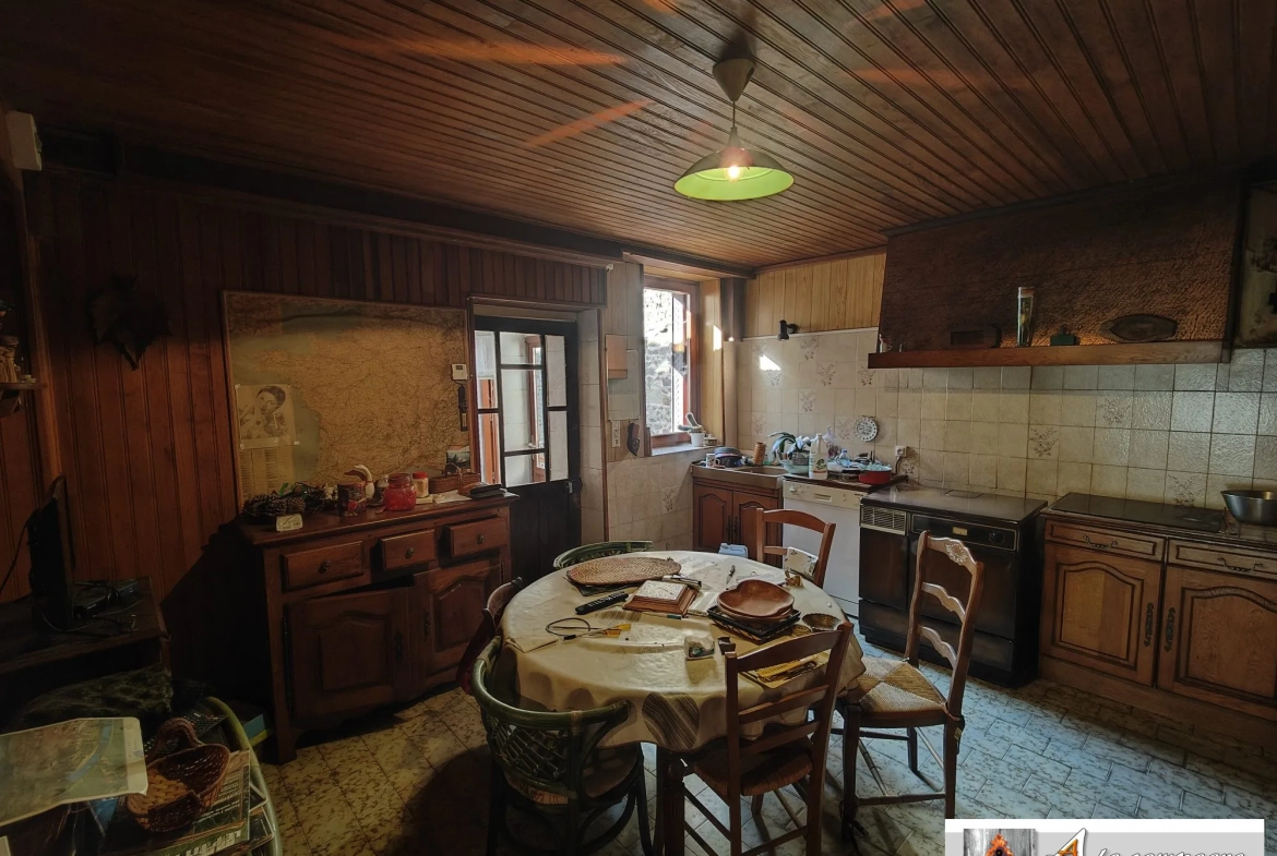 Maison de Bourg avec Grange et Cour à Lepaud – Potentiel à Découvrir 