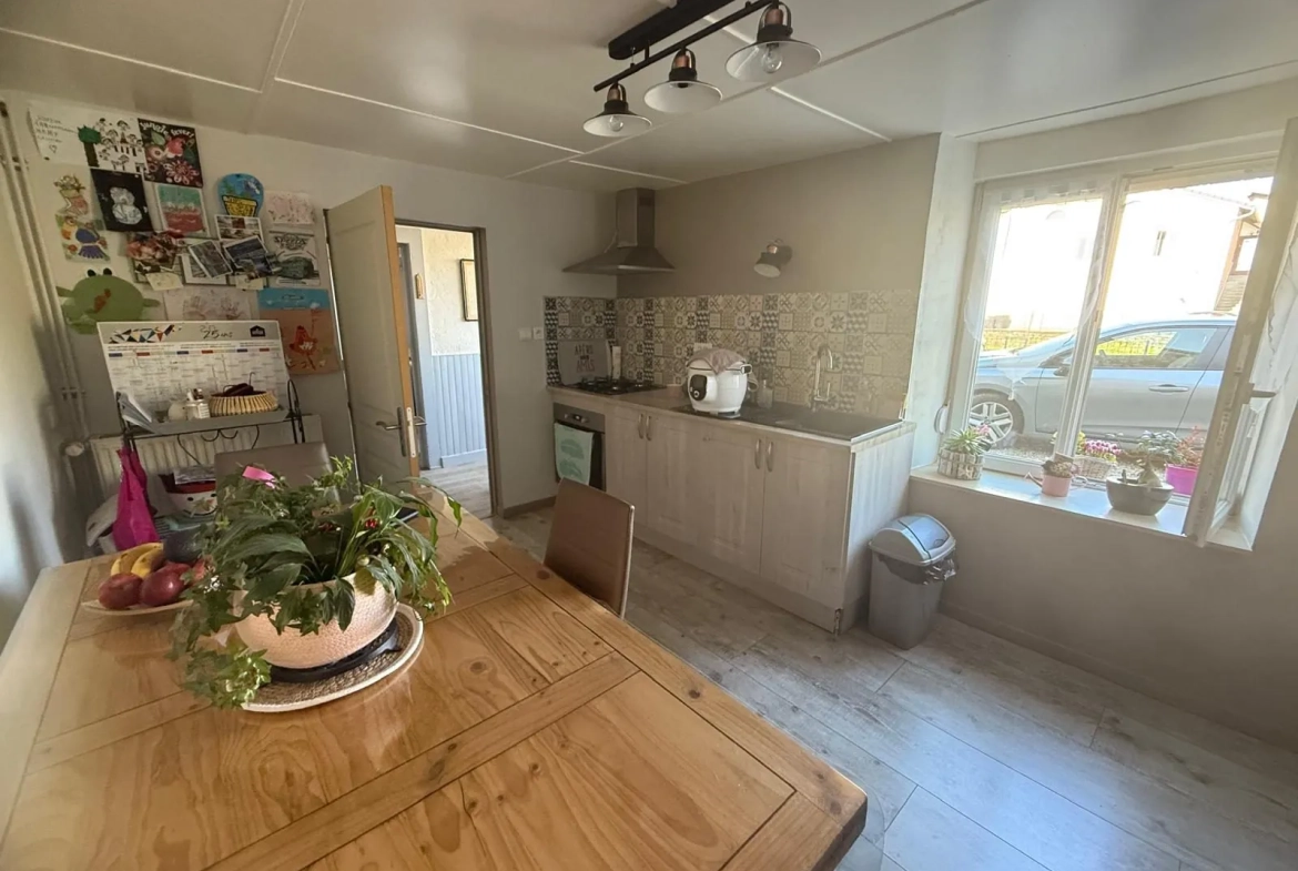 Maison mitoyenne à vendre à Bavans – 111 m², 2 appartements, terrain 12 ares 