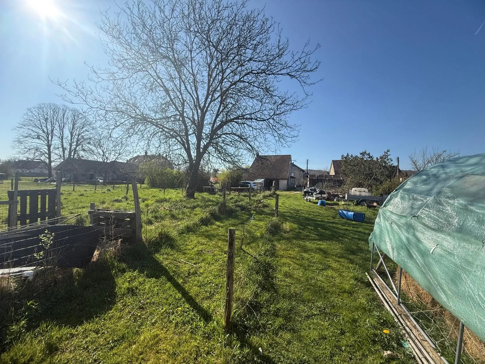 Maison mitoyenne à vendre à Bavans – 111 m², 2 appartements, terrain 12 ares 