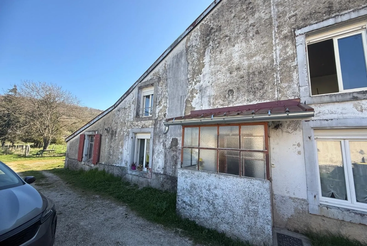 Maison mitoyenne à vendre à Bavans – 111 m², 2 appartements, terrain 12 ares 