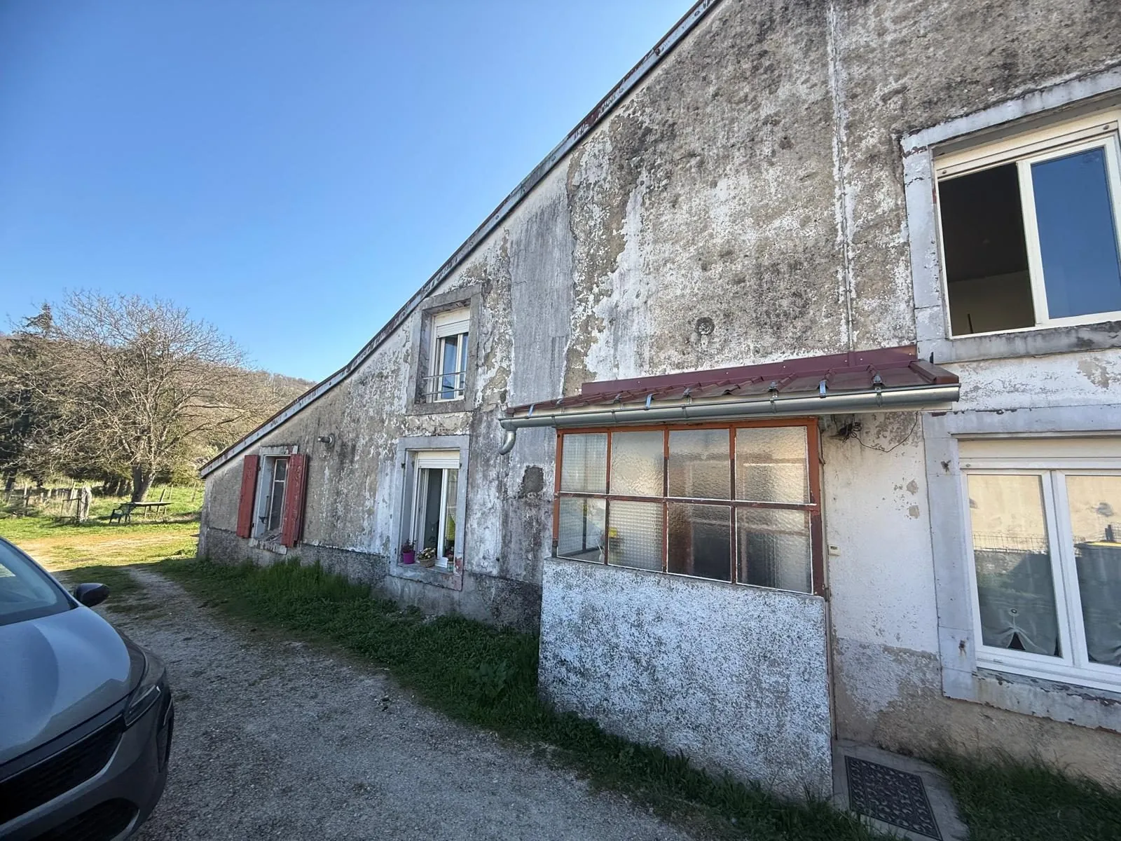 Maison mitoyenne à vendre à Bavans – 111 m², 2 appartements, terrain 12 ares 