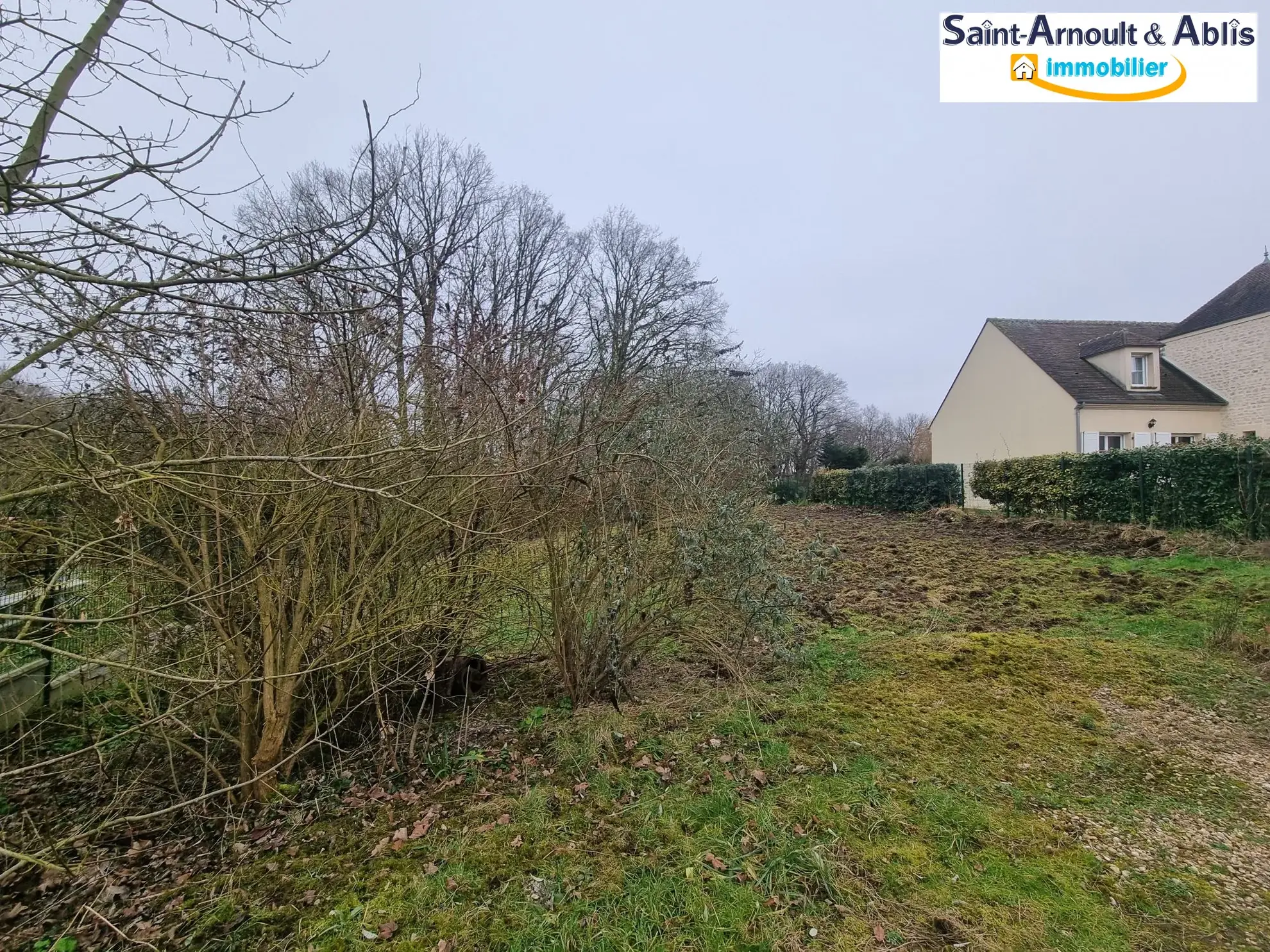Terrain constructible de 1550 m² à Saint-Arnoult-en-Yvelines, secteur calme et boisé 