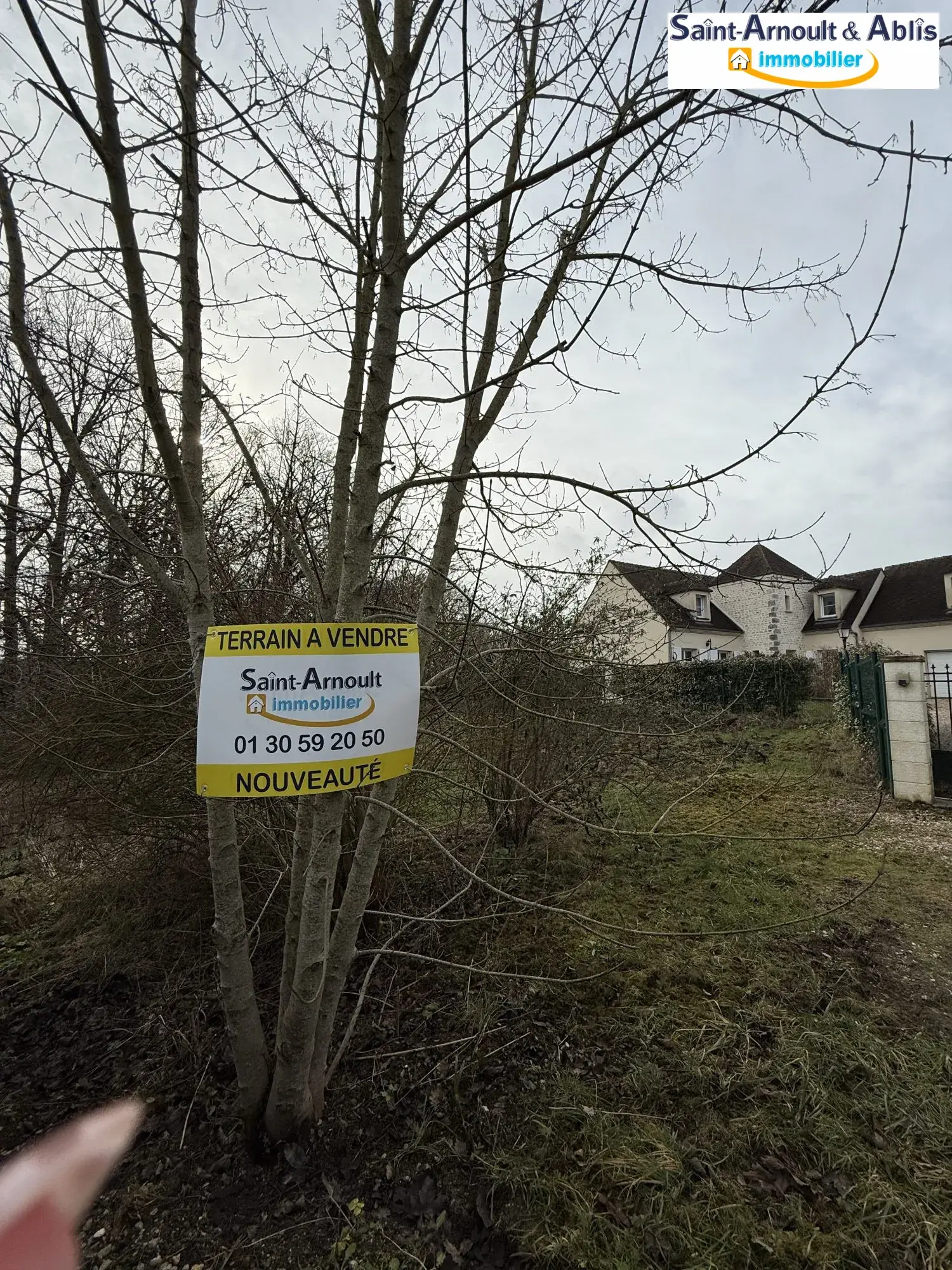 Terrain constructible de 1550 m² à Saint-Arnoult-en-Yvelines, secteur calme et boisé 