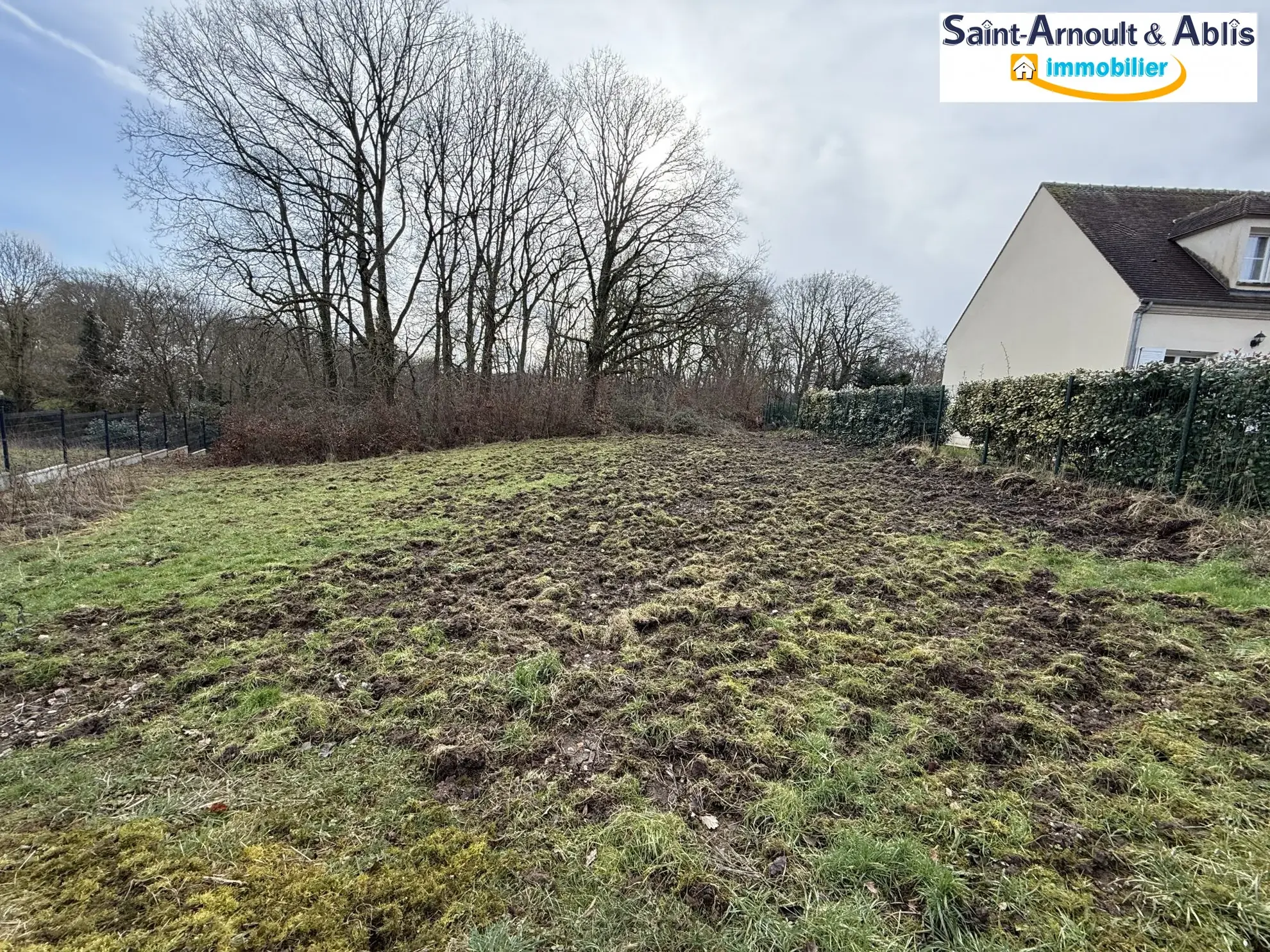 Terrain constructible de 1550 m² à Saint-Arnoult-en-Yvelines, secteur calme et boisé 