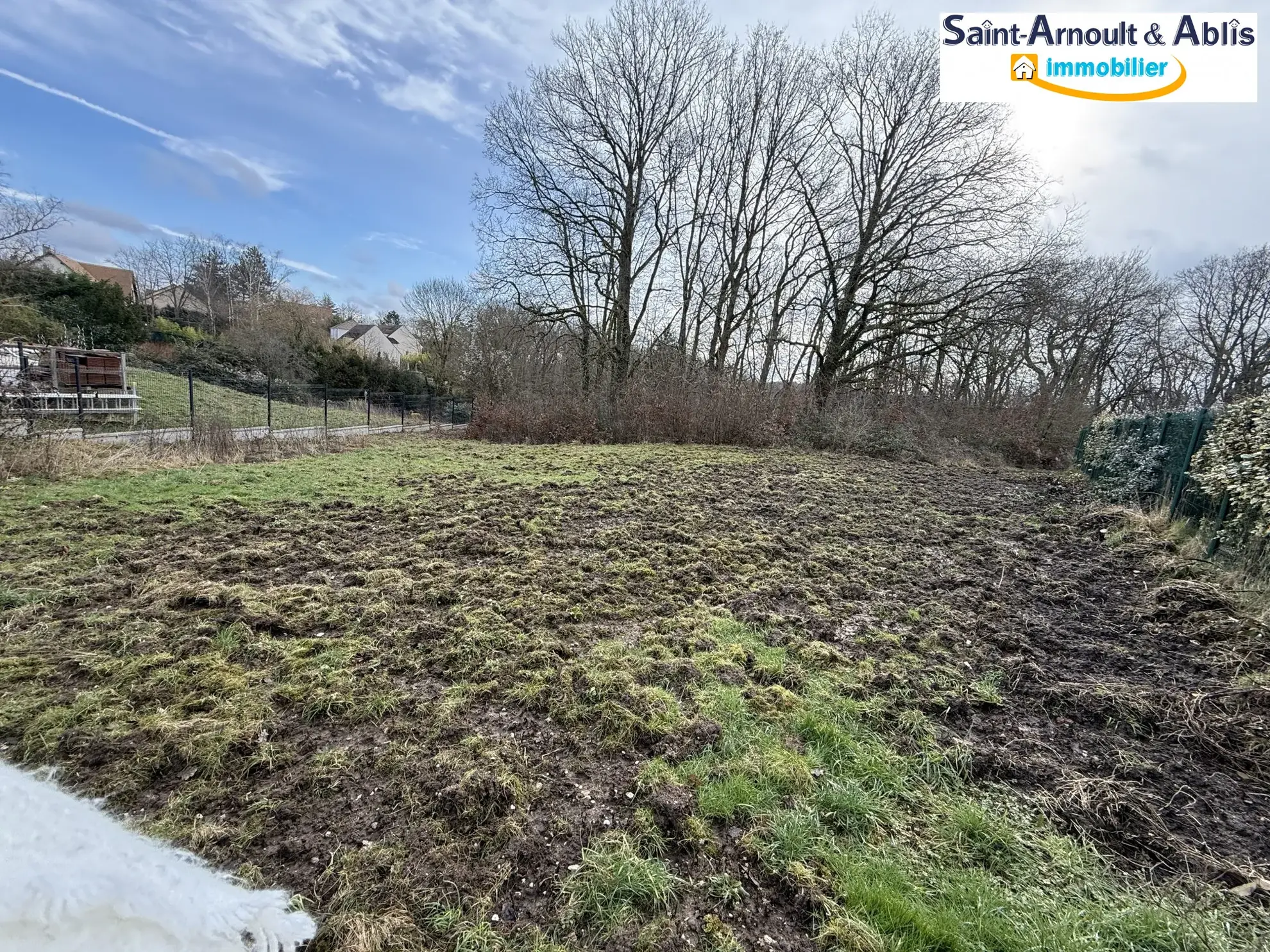 Terrain constructible de 1550 m² à Saint-Arnoult-en-Yvelines, secteur calme et boisé 