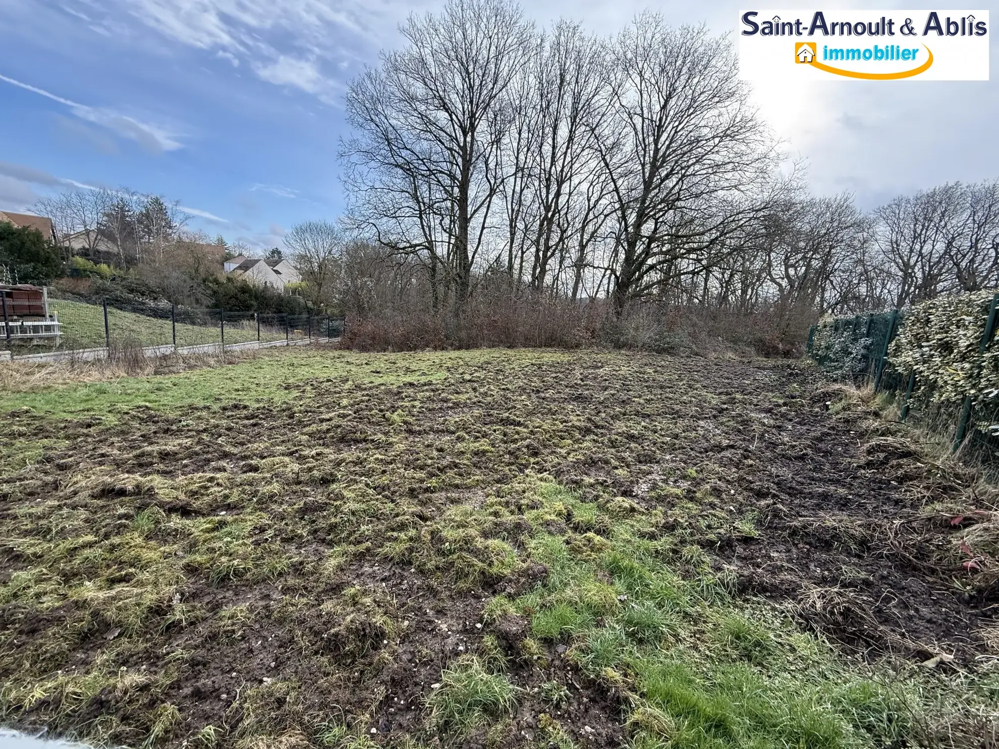 Terrain constructible de 1550 m² à Saint-Arnoult-en-Yvelines, secteur calme et boisé 