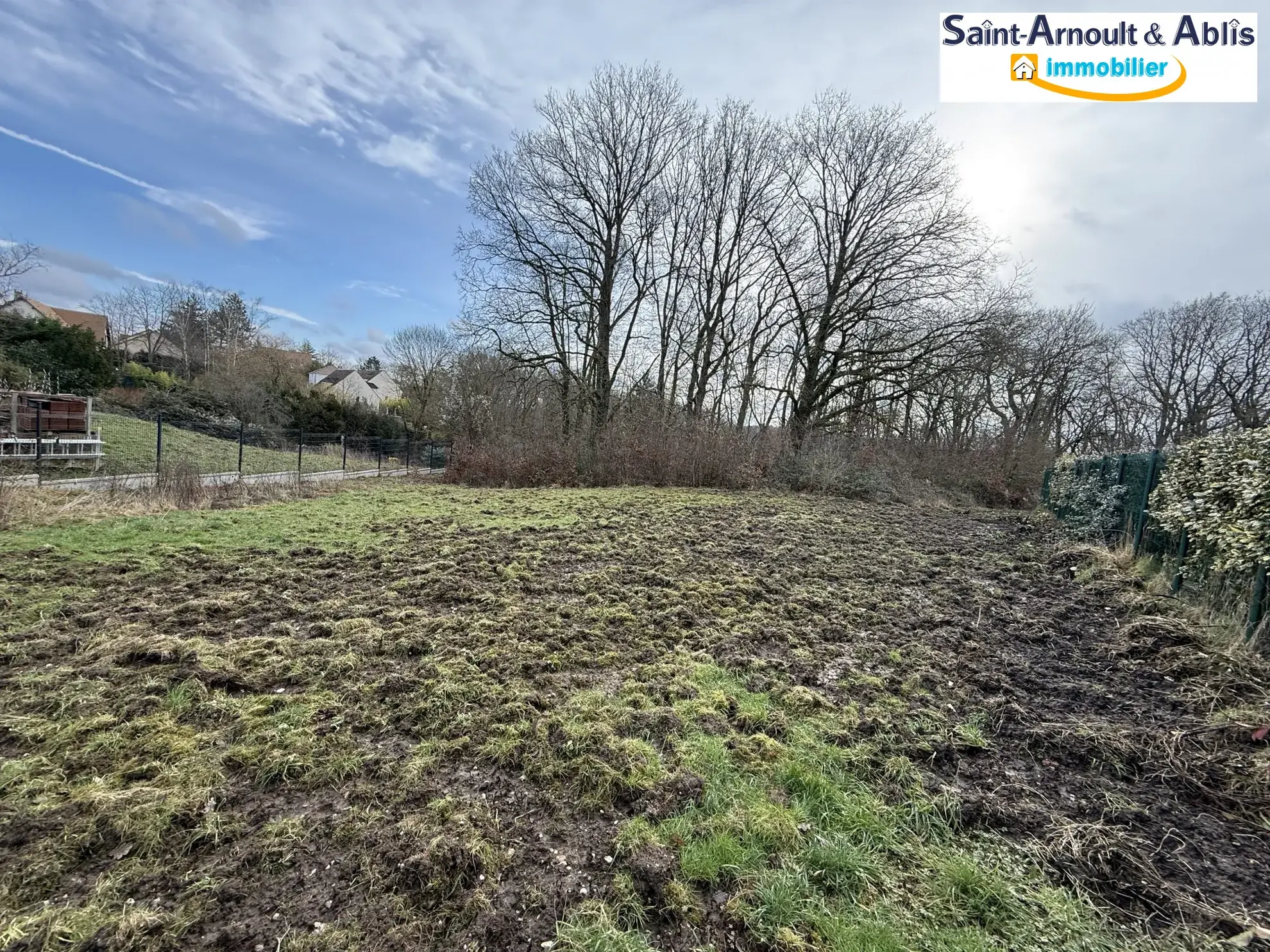 Terrain constructible de 1550 m² à Saint-Arnoult-en-Yvelines, secteur calme et boisé 