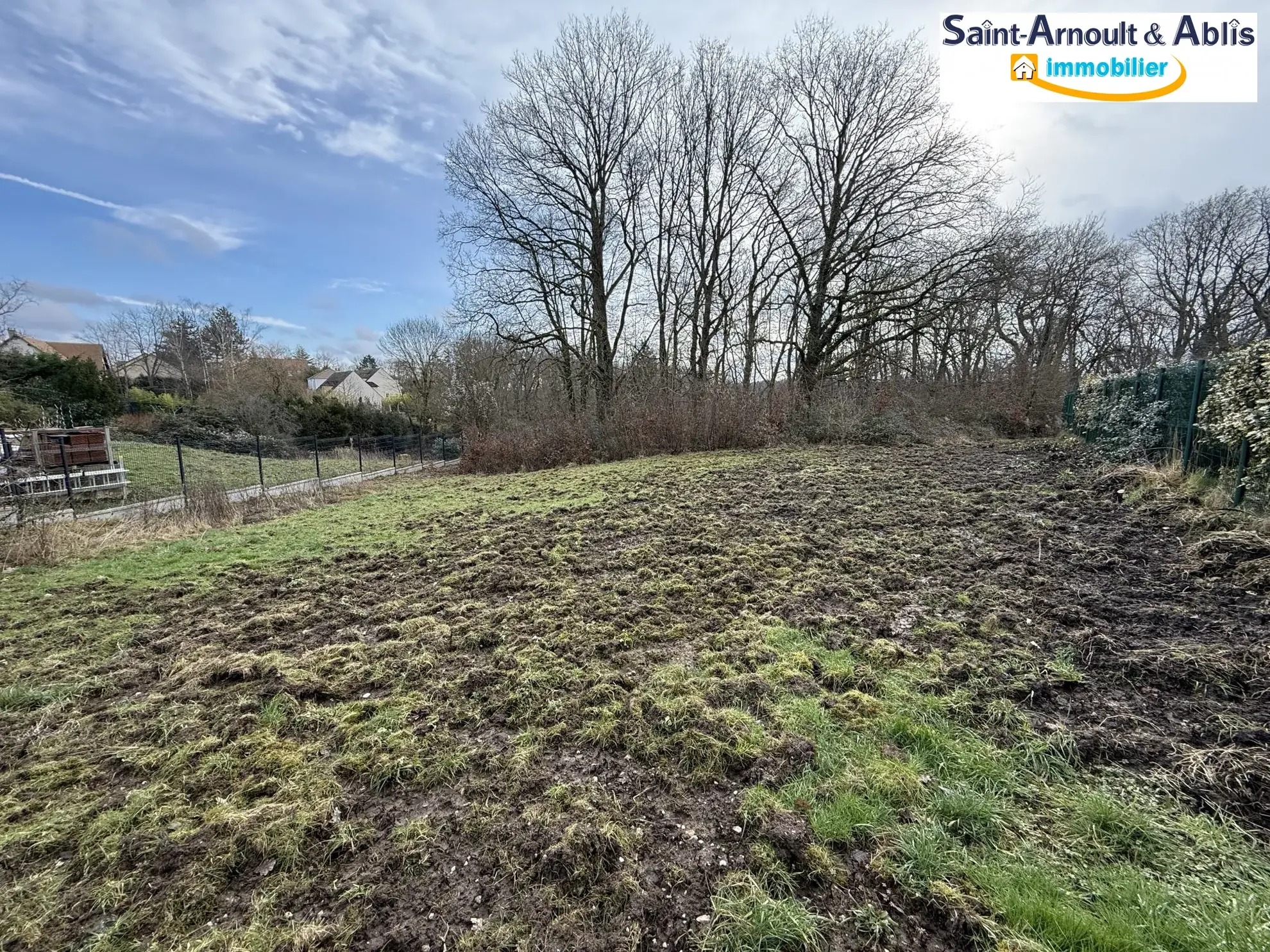 Terrain constructible de 1550 m² à Saint-Arnoult-en-Yvelines, secteur calme et boisé 