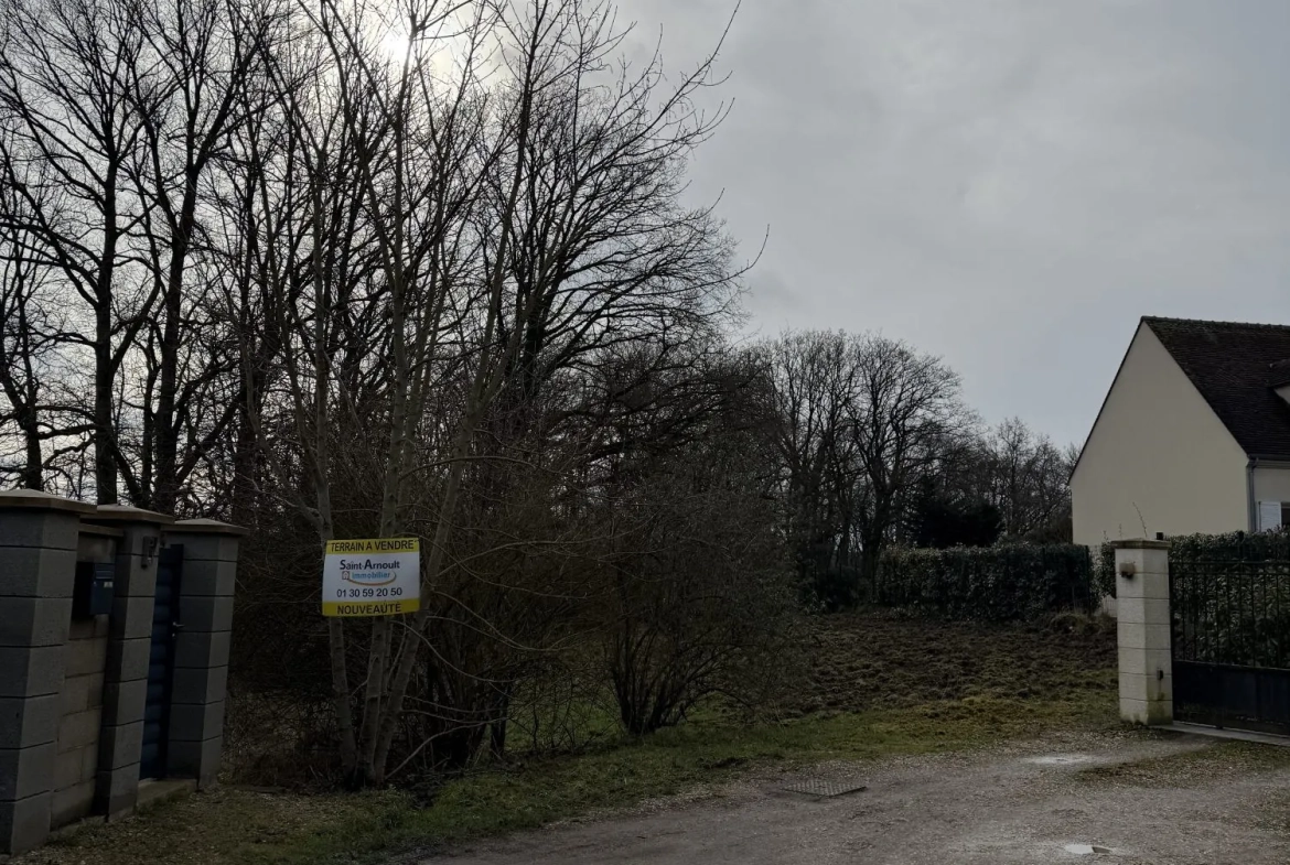 Terrain constructible de 1550 m² à Saint-Arnoult-en-Yvelines, secteur calme et boisé 