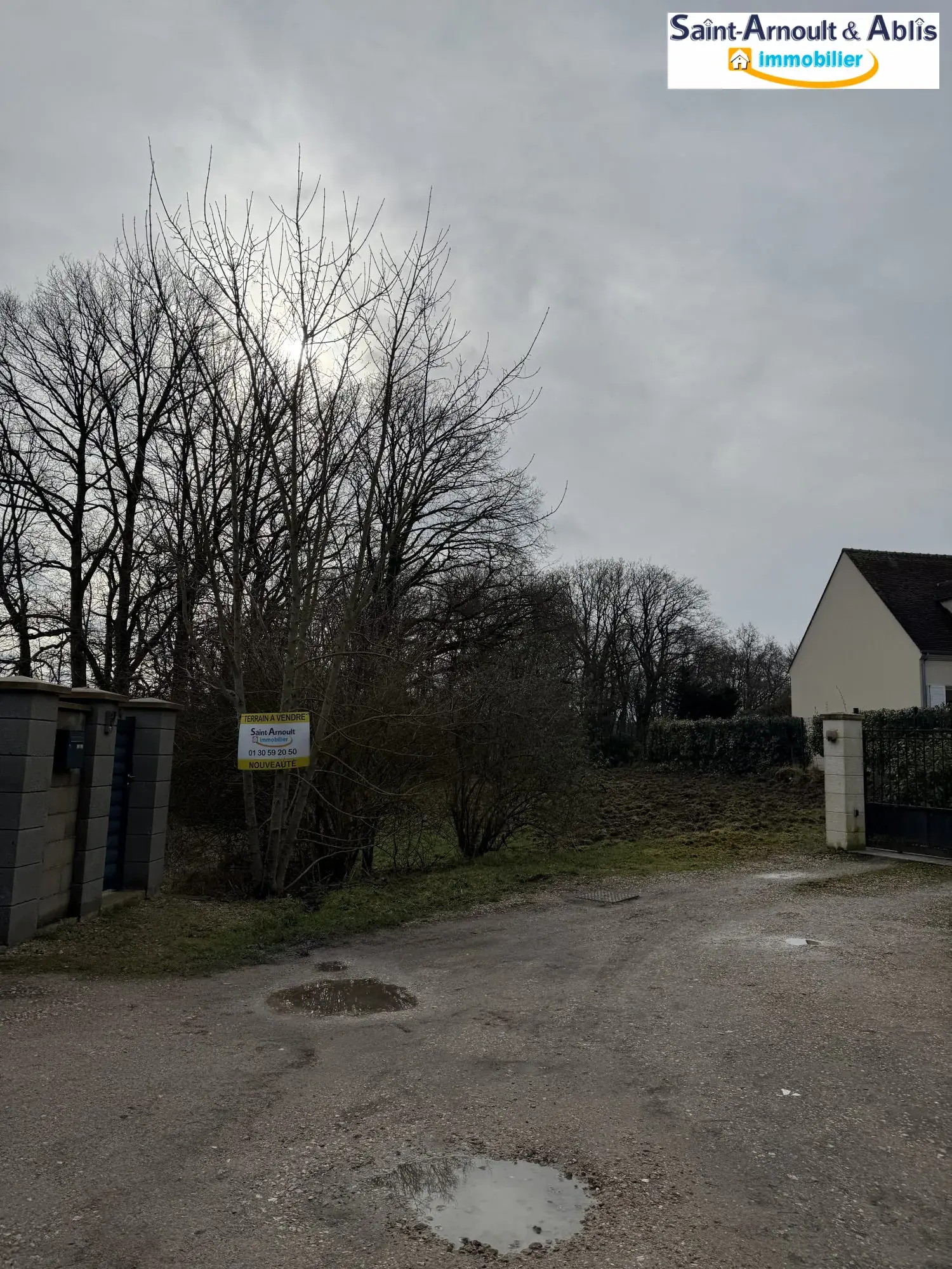 Terrain constructible de 1550 m² à Saint-Arnoult-en-Yvelines, secteur calme et boisé 