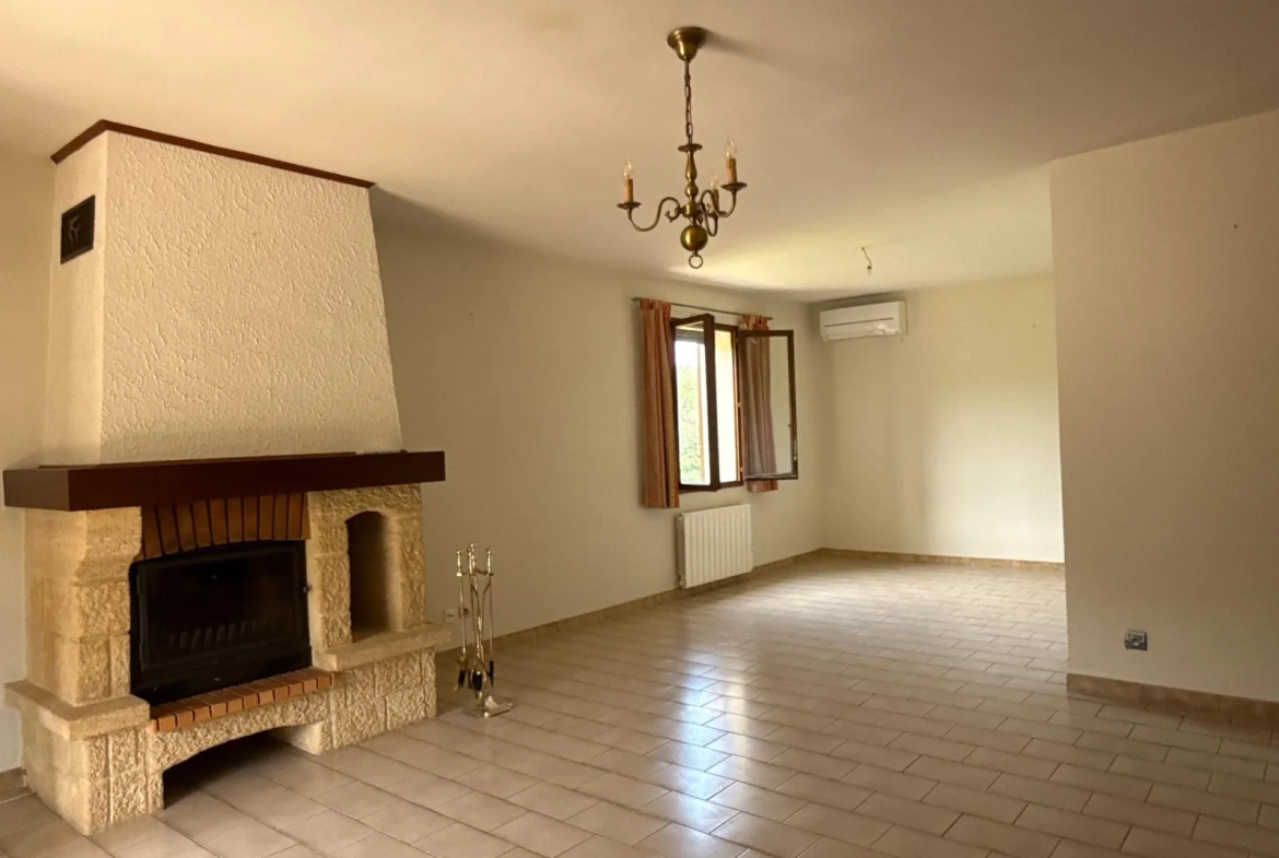 Maison à Calvisson de 125 m² avec potentiel de rénovation et garages dans environnement calme 