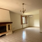 Maison à Calvisson de 125 m² avec potentiel de rénovation et garages dans environnement calme