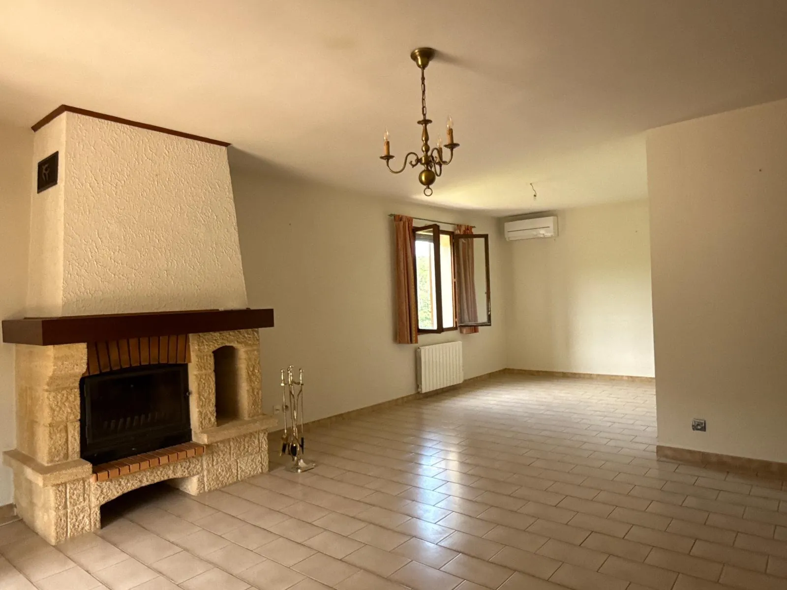 Maison à Calvisson de 125 m² avec potentiel de rénovation et garages dans environnement calme 