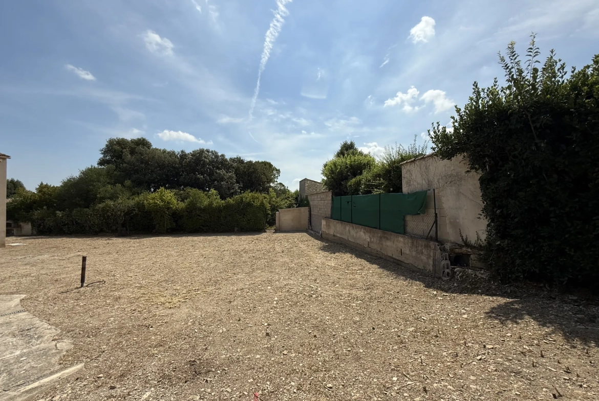 Maison à Calvisson de 125 m² avec potentiel de rénovation et garages dans environnement calme 