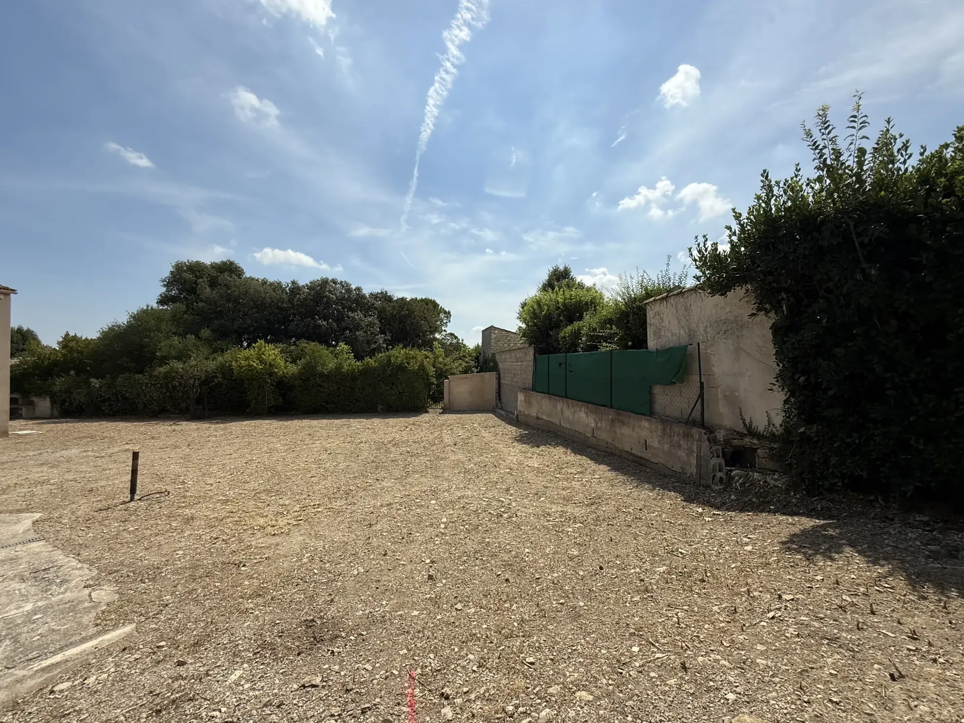 Maison à Calvisson de 125 m² avec potentiel de rénovation et garages dans environnement calme 
