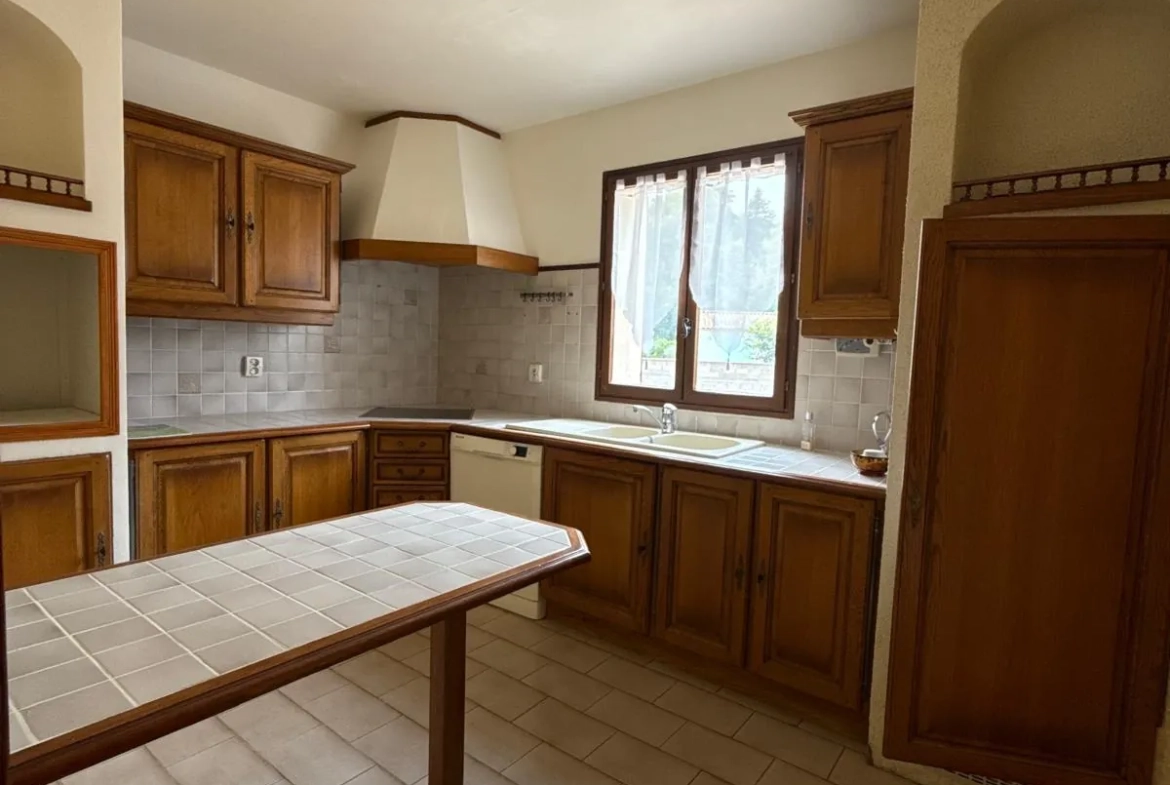 Maison à Calvisson de 125 m² avec potentiel de rénovation et garages dans environnement calme 