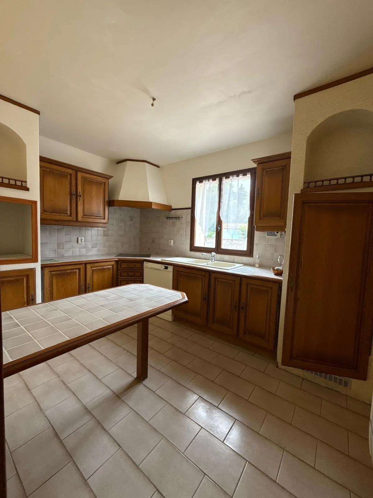 Maison à Calvisson de 125 m² avec potentiel de rénovation et garages dans environnement calme 