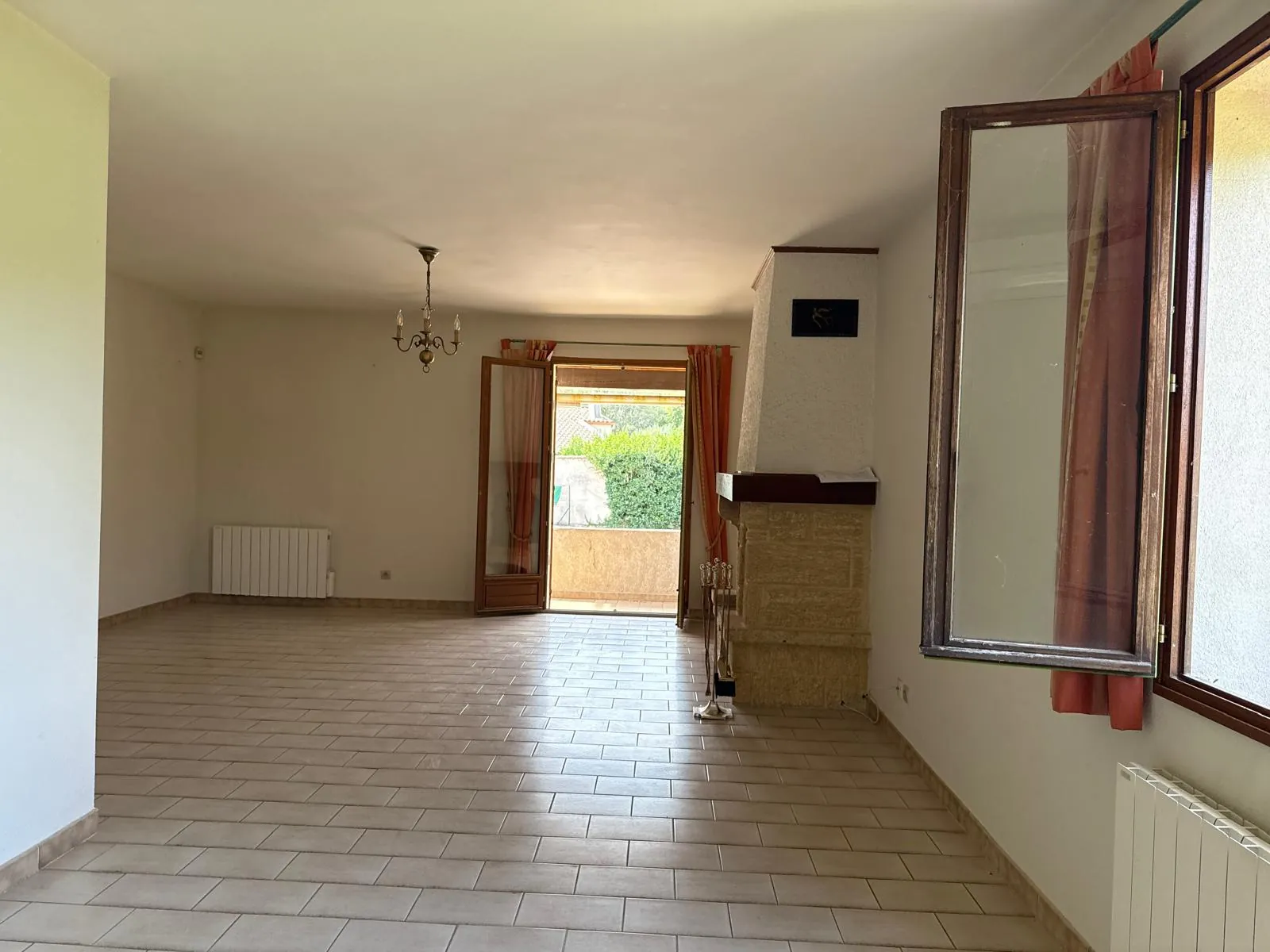 Maison à Calvisson de 125 m² avec potentiel de rénovation et garages dans environnement calme 