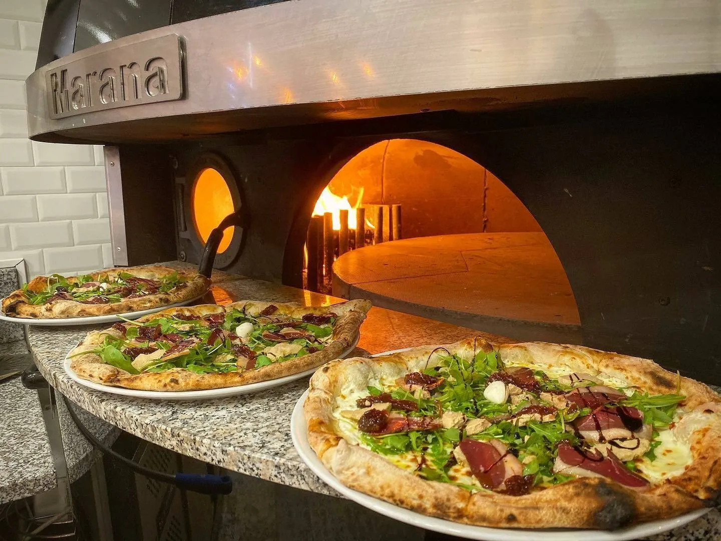A saisir rapidement : Fonds de commerce d'une pizzeria à Saintes avec logement inclus 