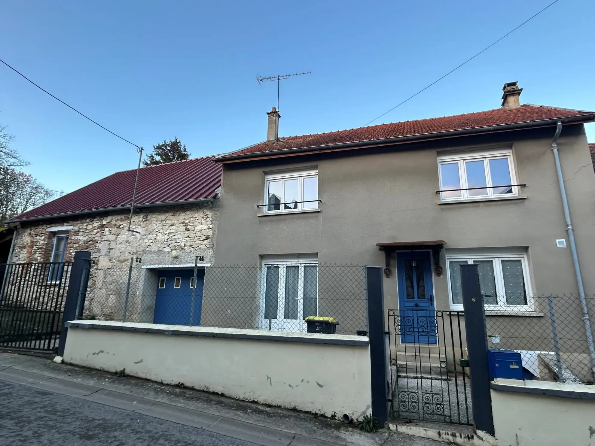 Maison à vendre à Verneuil - 123 m² sur grand terrain avec dépendances 