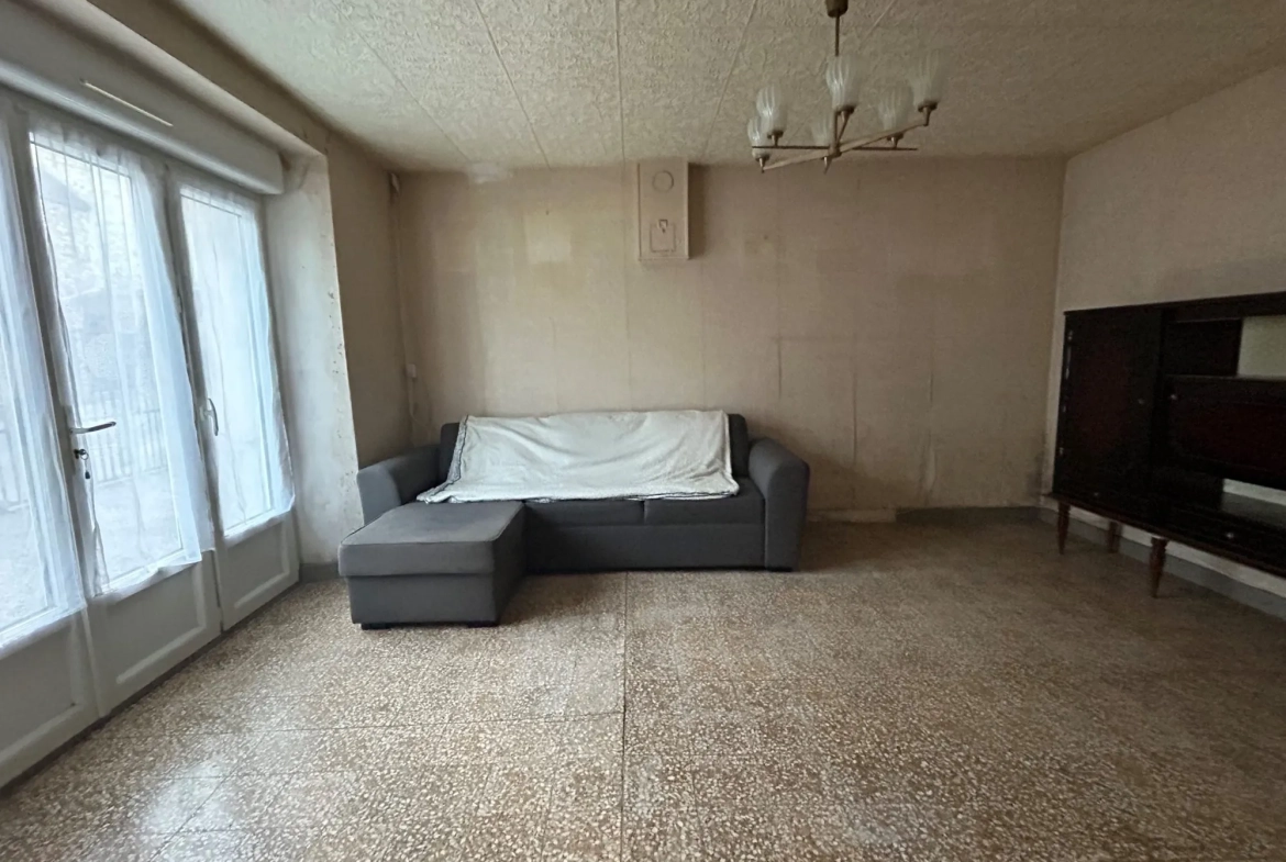 Maison à vendre à Verneuil - 123 m² sur grand terrain avec dépendances 